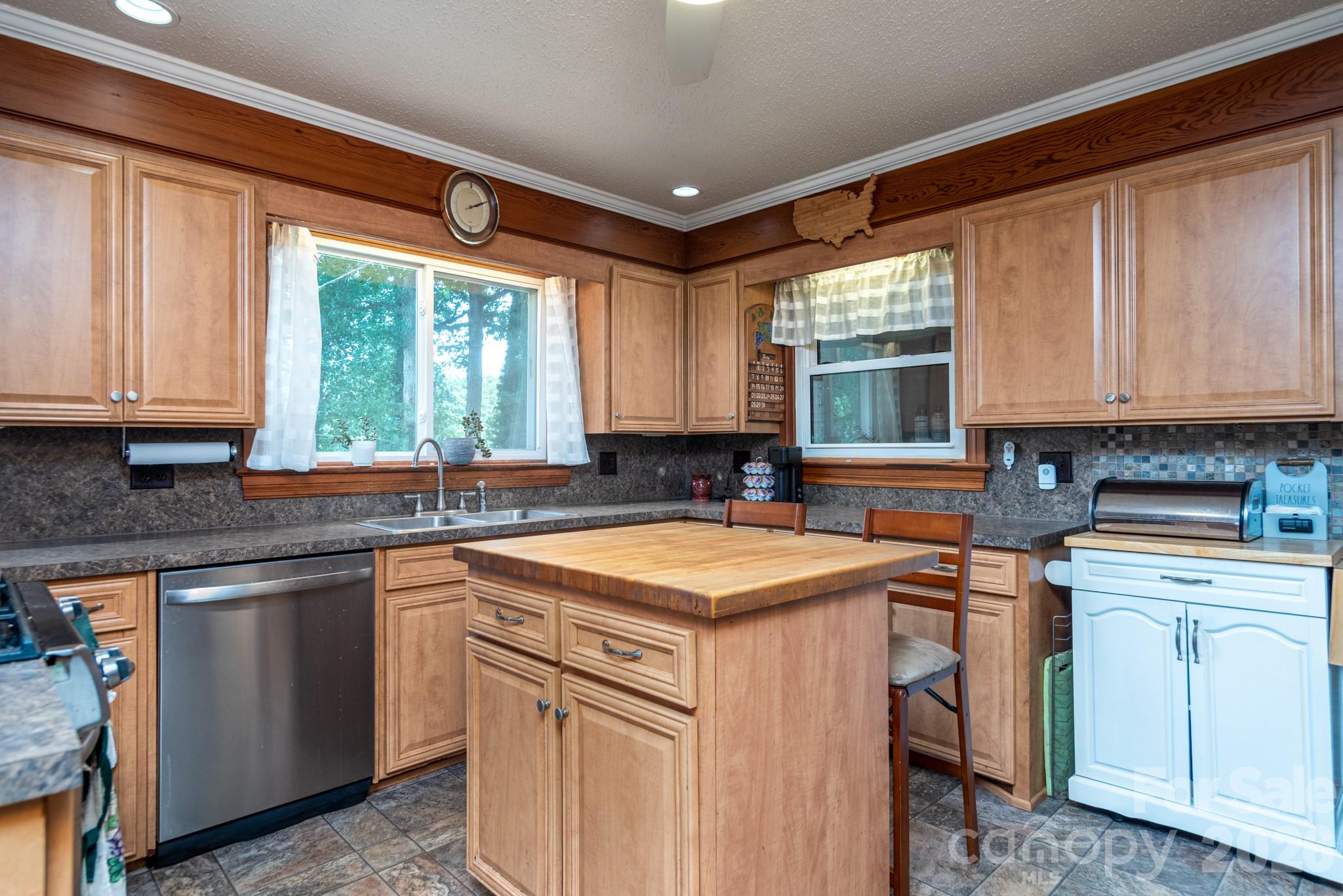 Kitchen w/ Island - 117 Rockwood Lane, Statesville
