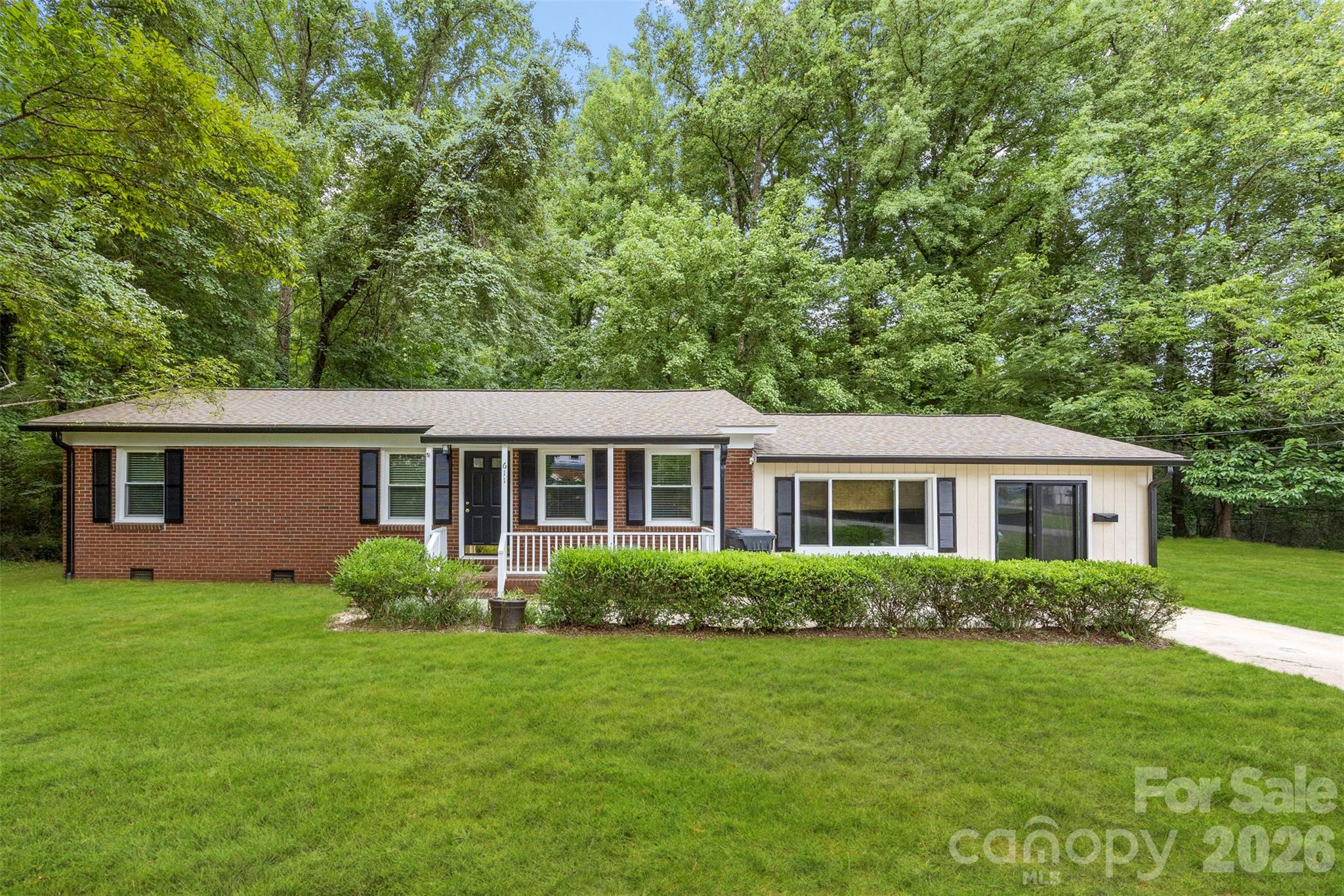 Single Family Residence at 611 W Lewis Street, Dallas, photo 2 of 39