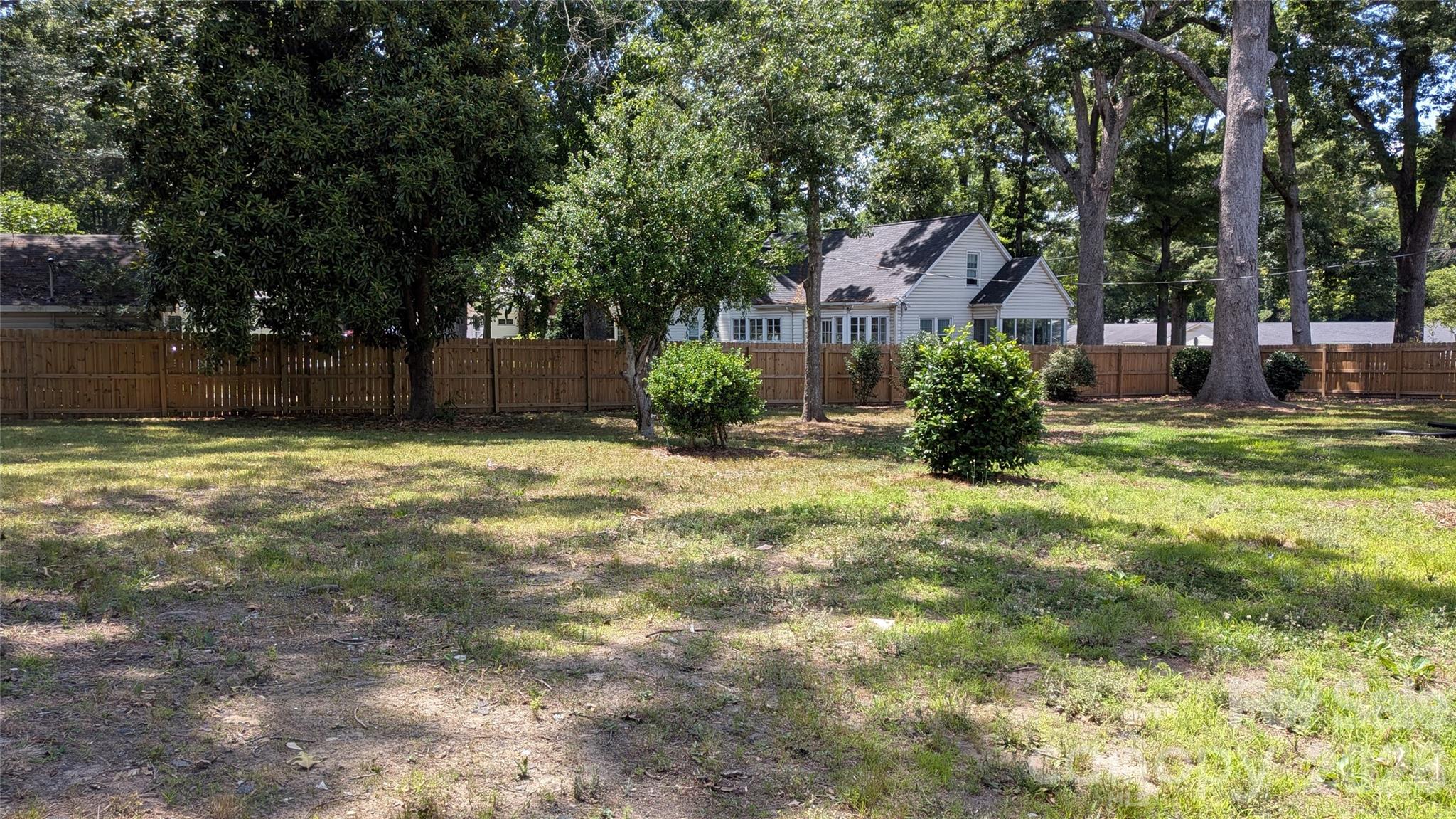 Side Yard. - 933 W Warren Street, Shelby