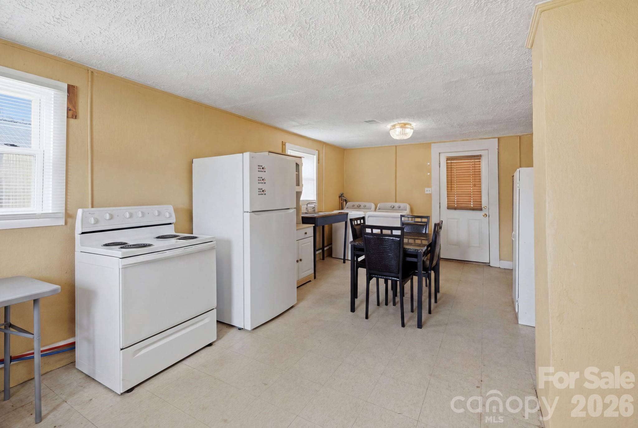 Single Family Residence at 3948 Main Avenue Drive NW, Hickory, photo 3 of 37