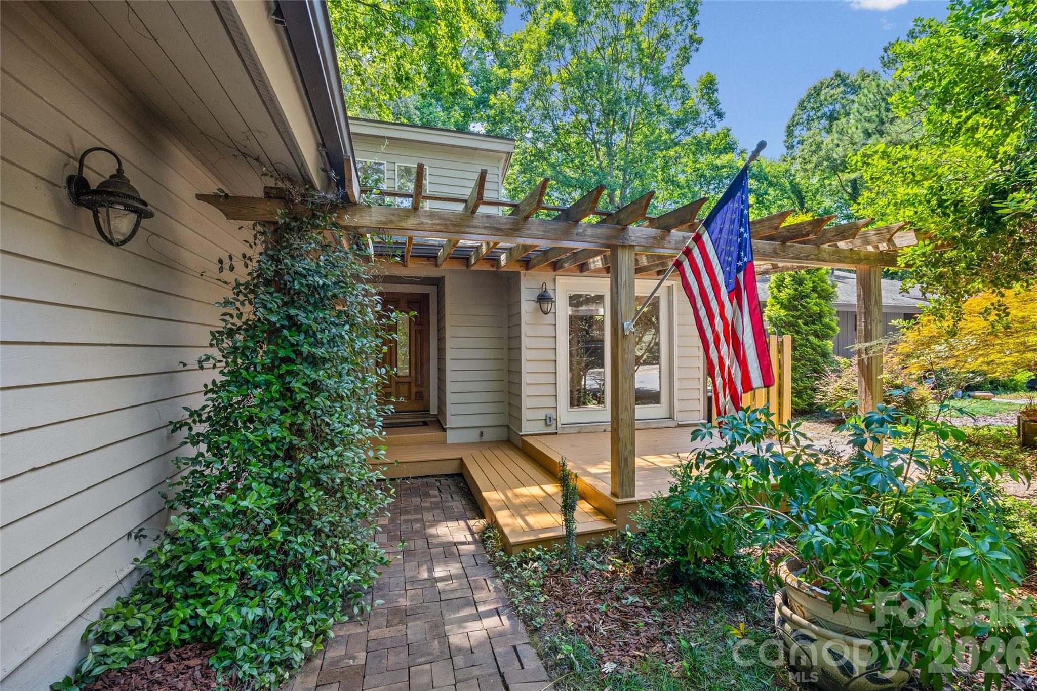 Single Family Residence at 2 Five Oaks Lane, Lake Wylie, photo 2 of 34