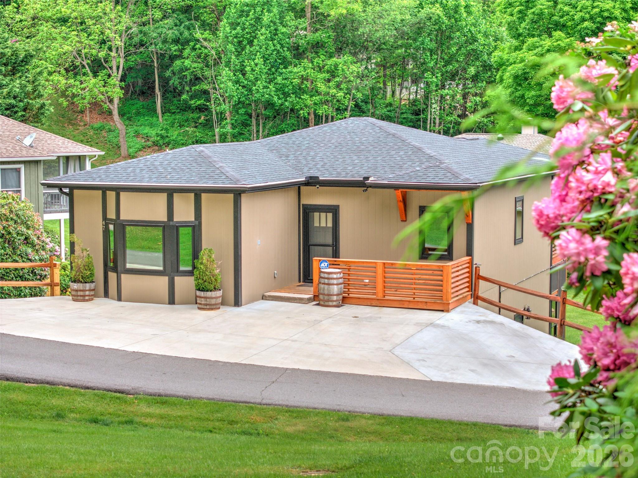 Single Family Residence at 47 Winghaven Heights, Waynesville, photo 2 of 22