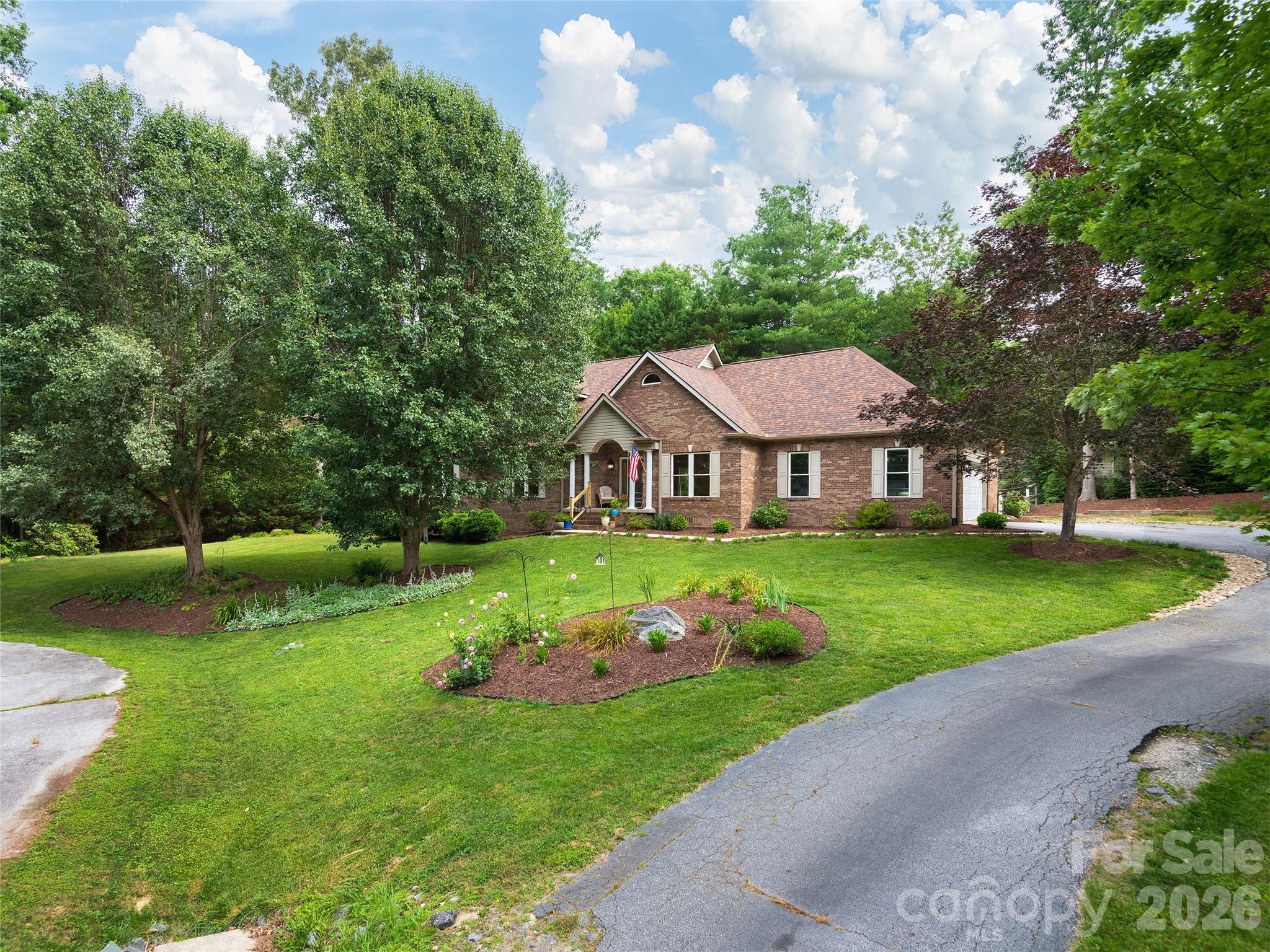 Single Family Residence at 104 Arrowood Lane, Hendersonville, photo 2 of 36