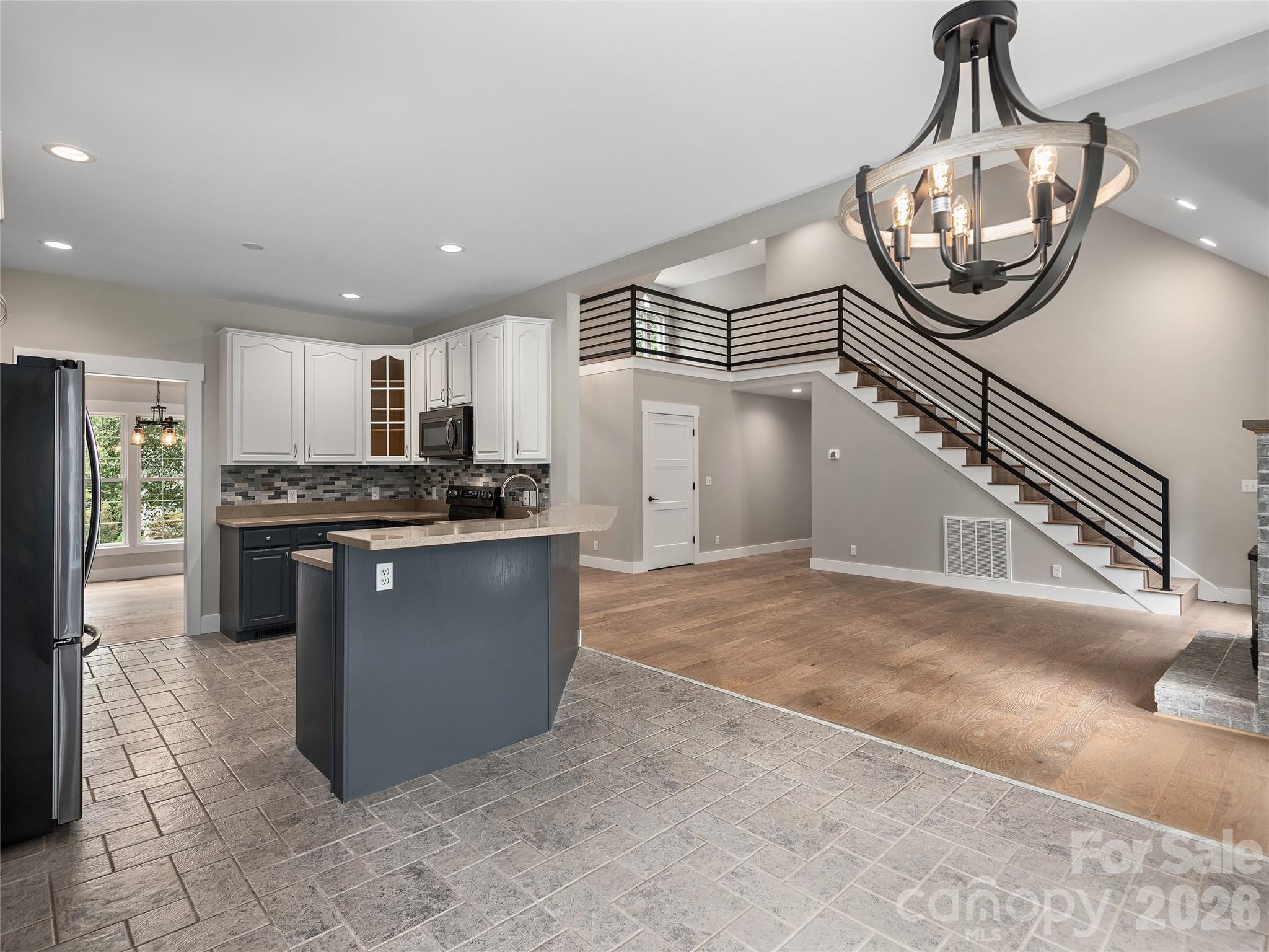 Single Family Residence at 104 Arrowood Lane, Hendersonville, photo 10 of 36