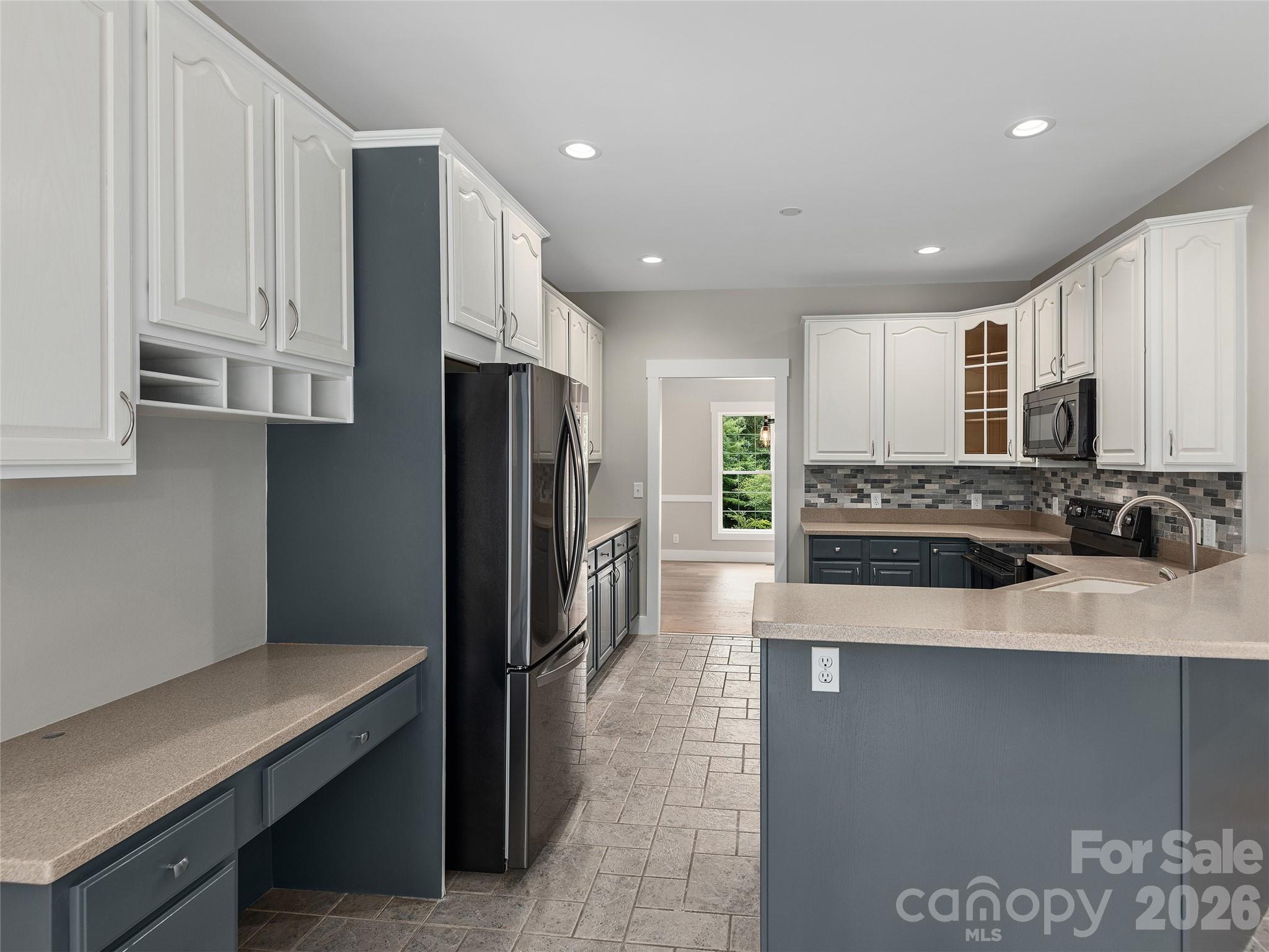 Single Family Residence at 104 Arrowood Lane, Hendersonville, photo 11 of 36