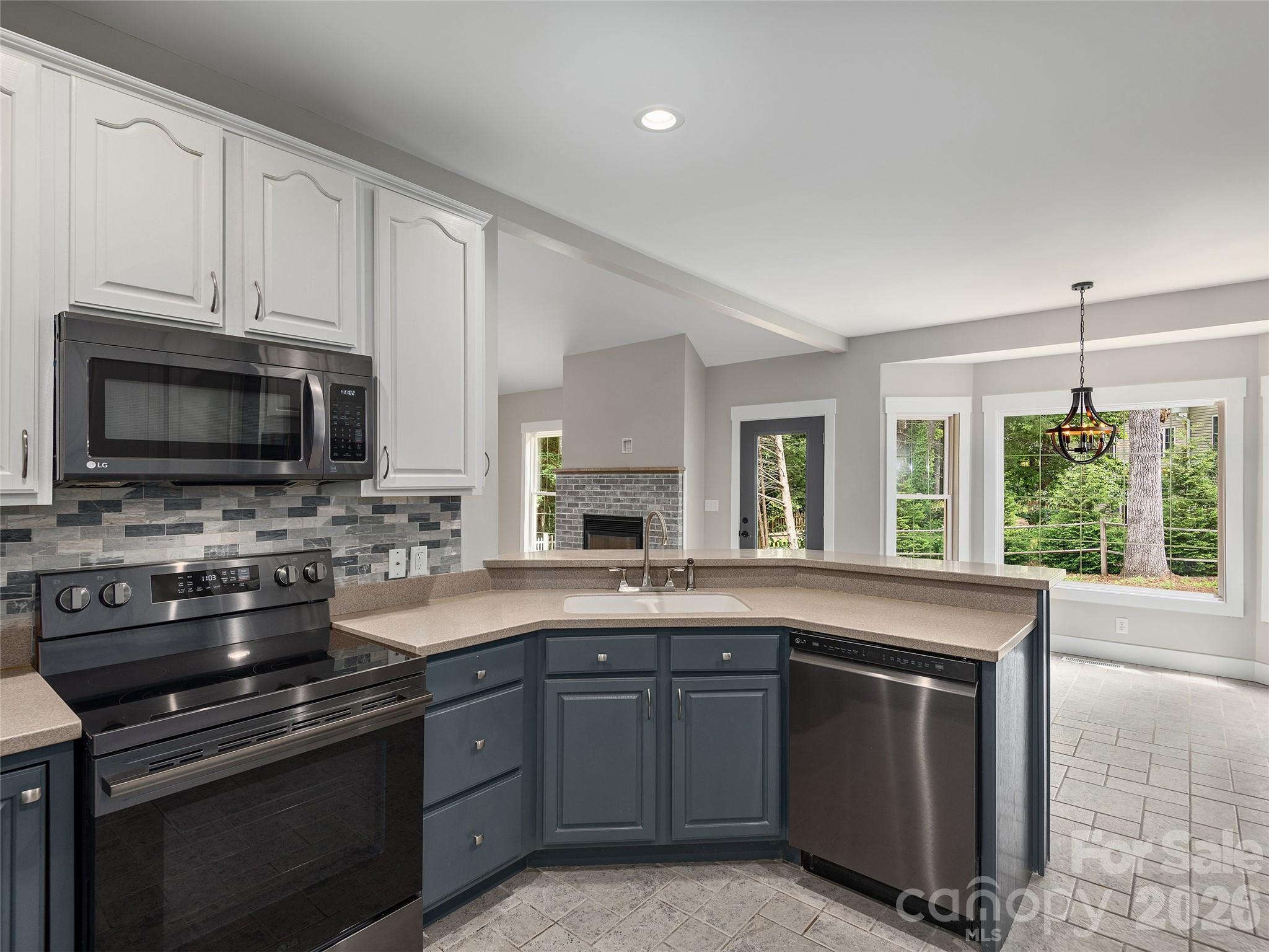 Single Family Residence at 104 Arrowood Lane, Hendersonville, photo 12 of 36