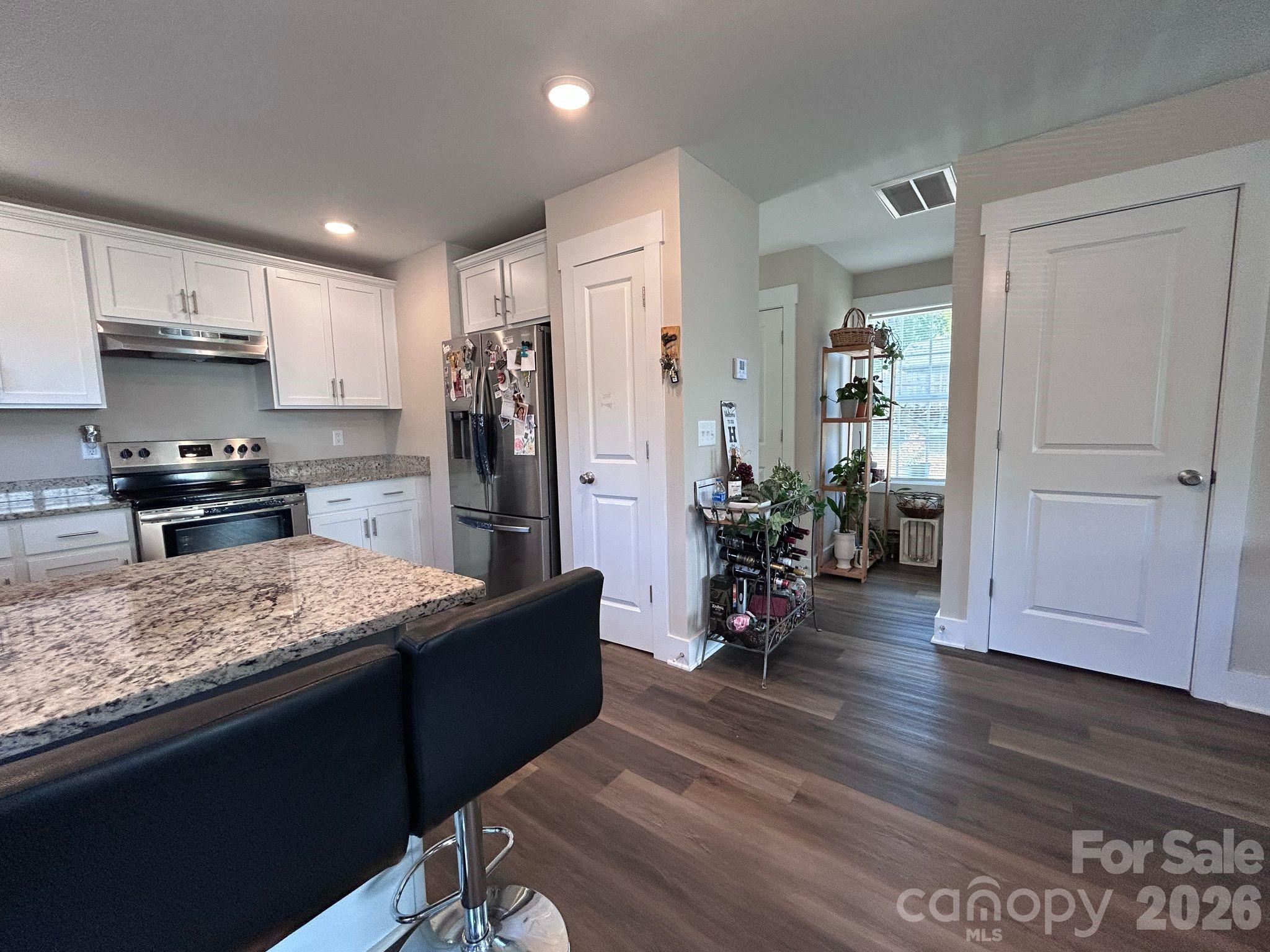 Single Family Residence at 606 E Carpenter Street, Dallas, photo 6 of 12