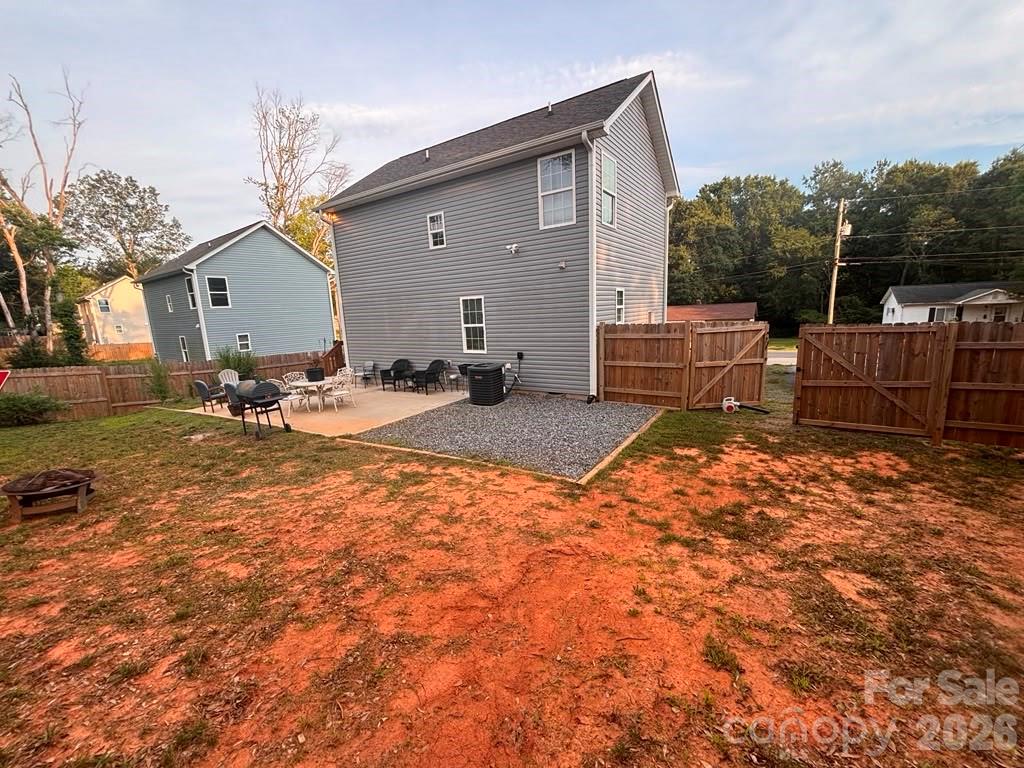 Single Family Residence at 606 E Carpenter Street, Dallas, photo 9 of 12