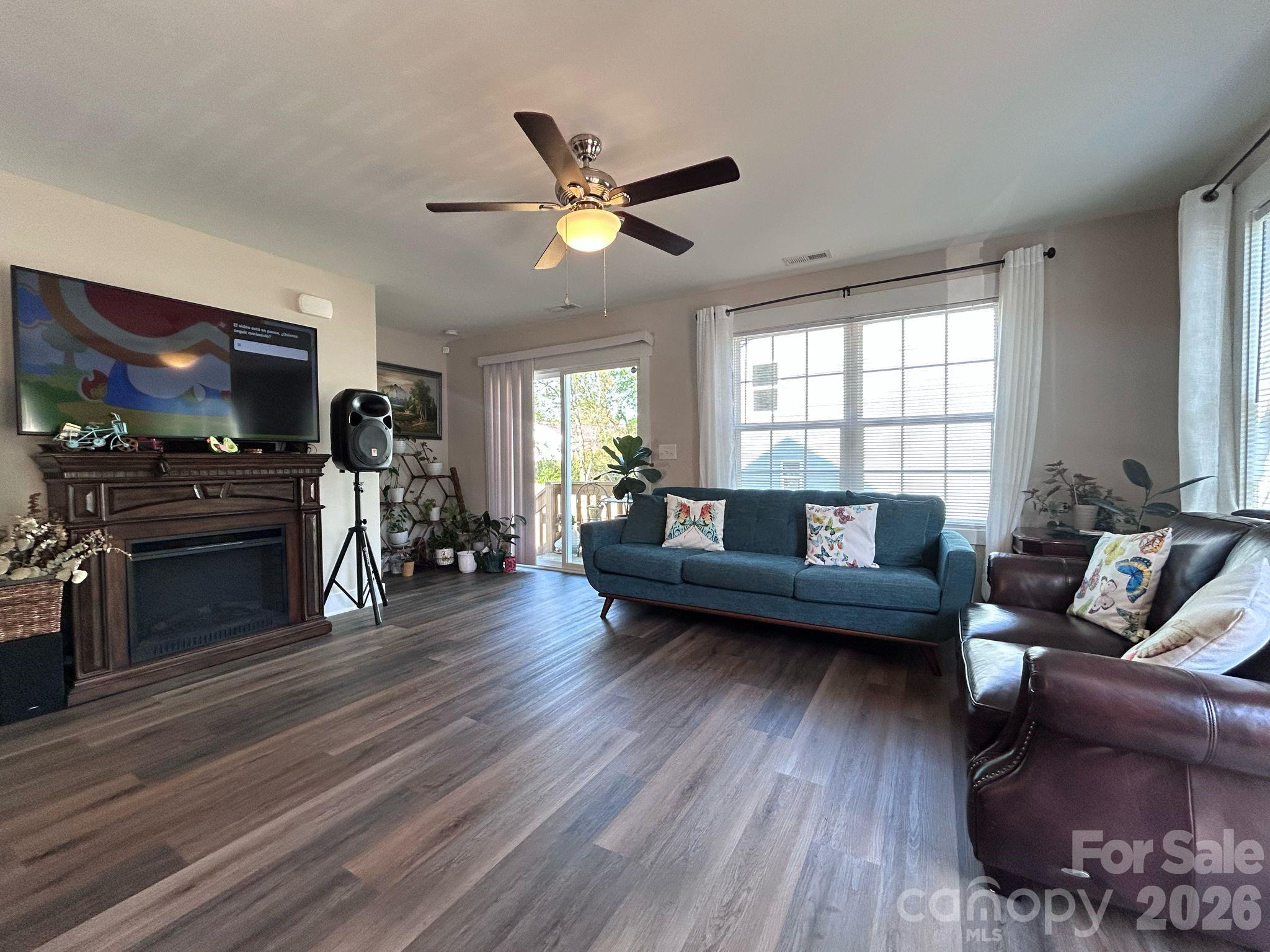 Single Family Residence at 606 E Carpenter Street, Dallas, photo 5 of 12