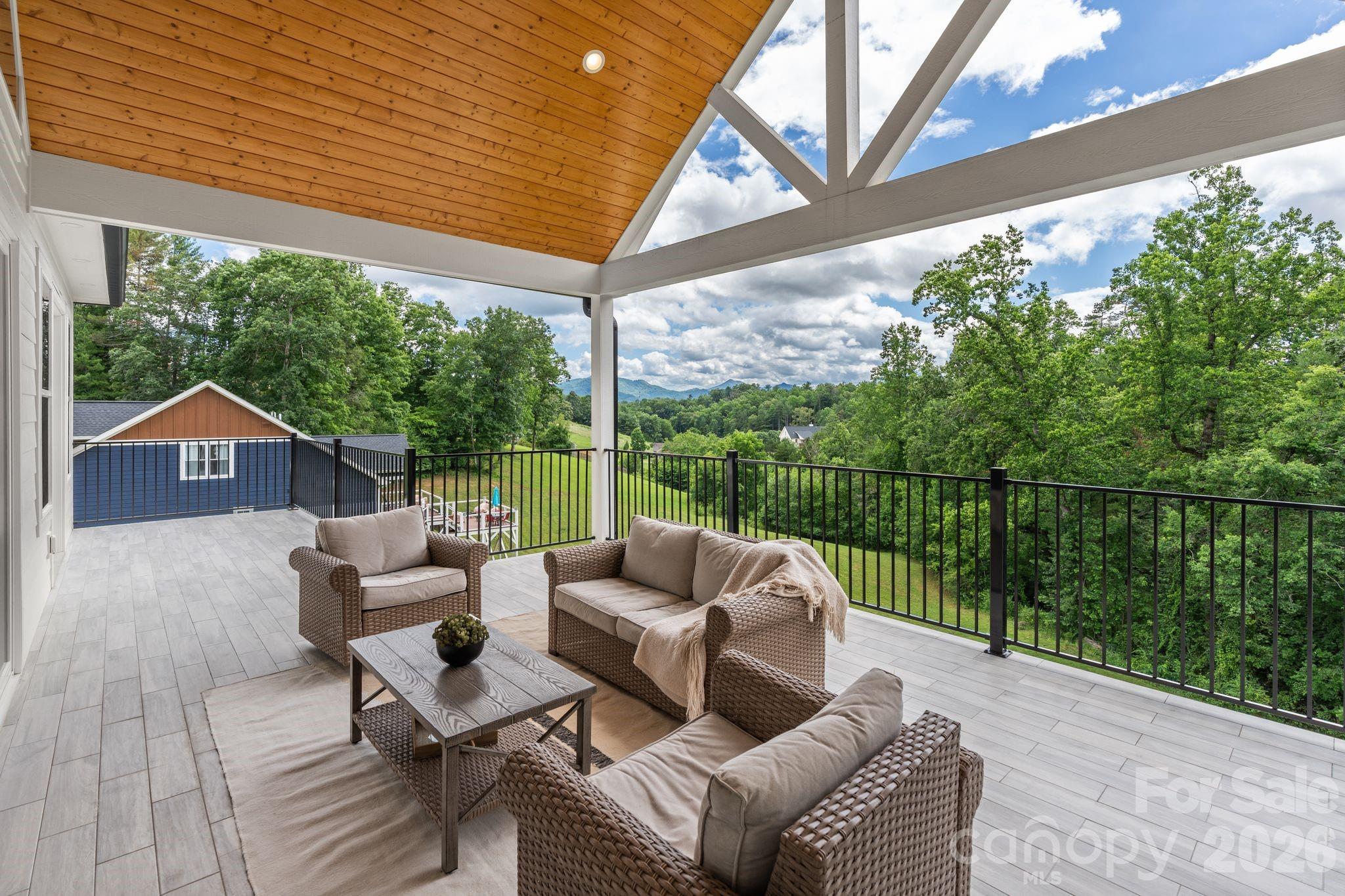 Main Vaulted Deck - 7 Temujin Drive, Leicester