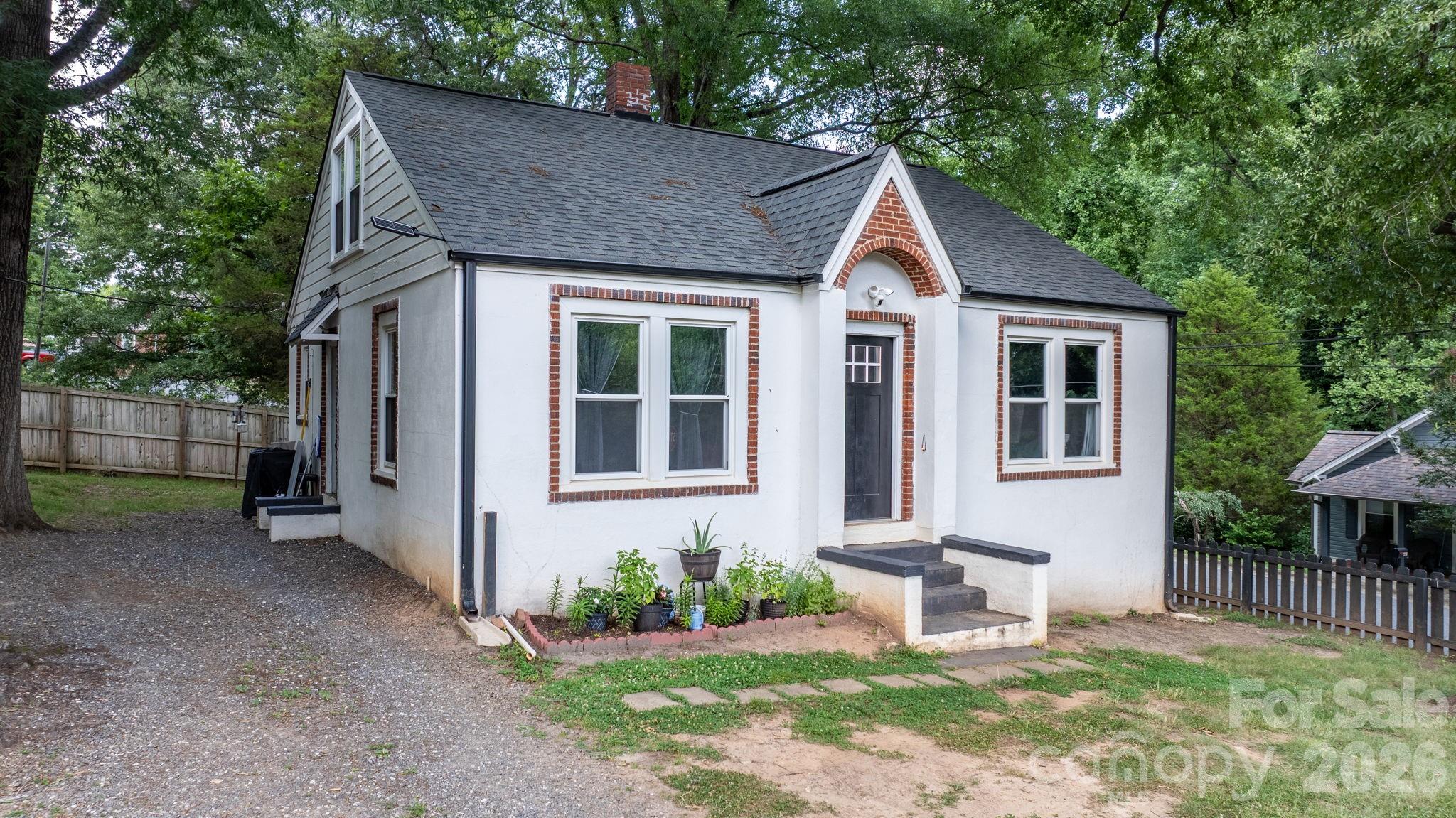 Single Family Residence at 331 5th Avenue SE, Hickory, photo 2 of 24