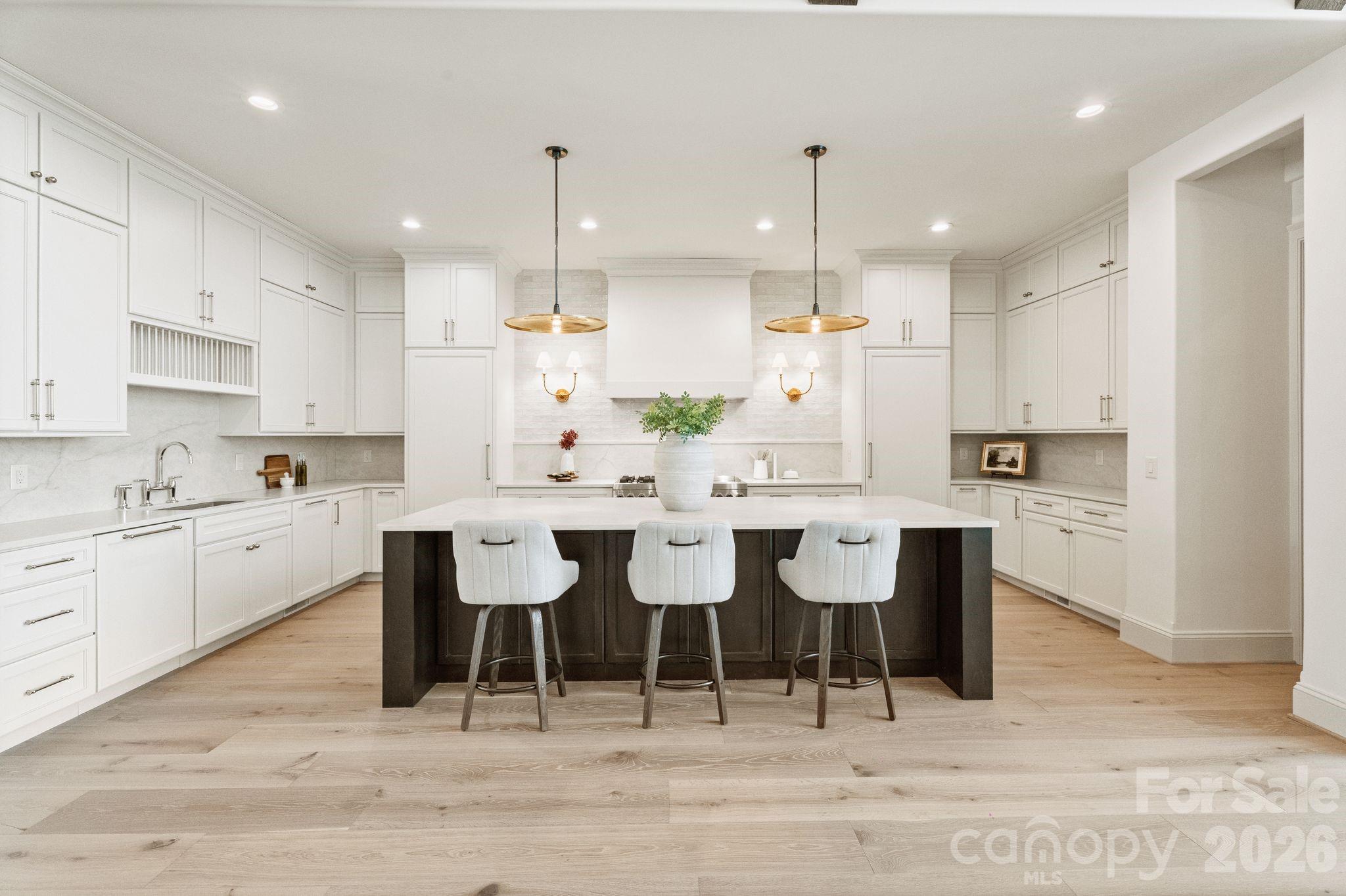 Tons of storage and space to entertain - 2494 Primm Road, Denver