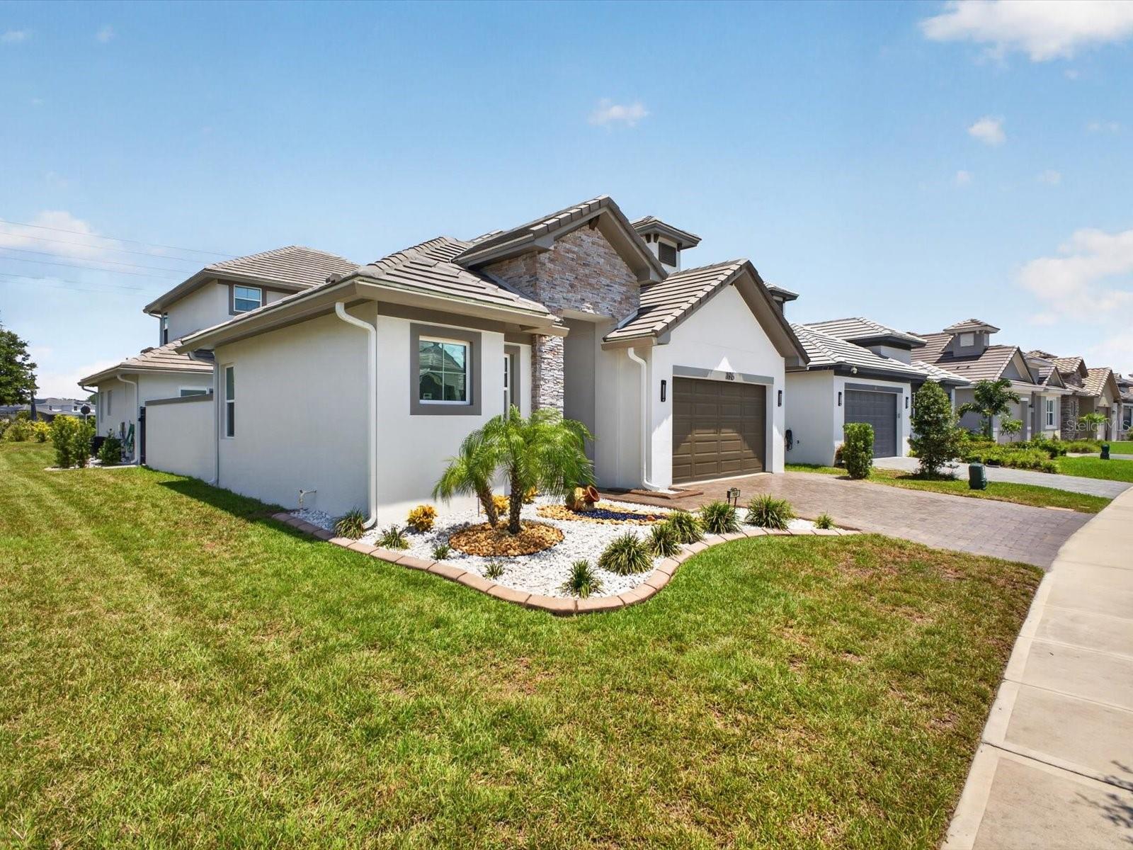 Manicured and landscaped oversized lot - 196 HAMPTON LOOP, DAVENPORT