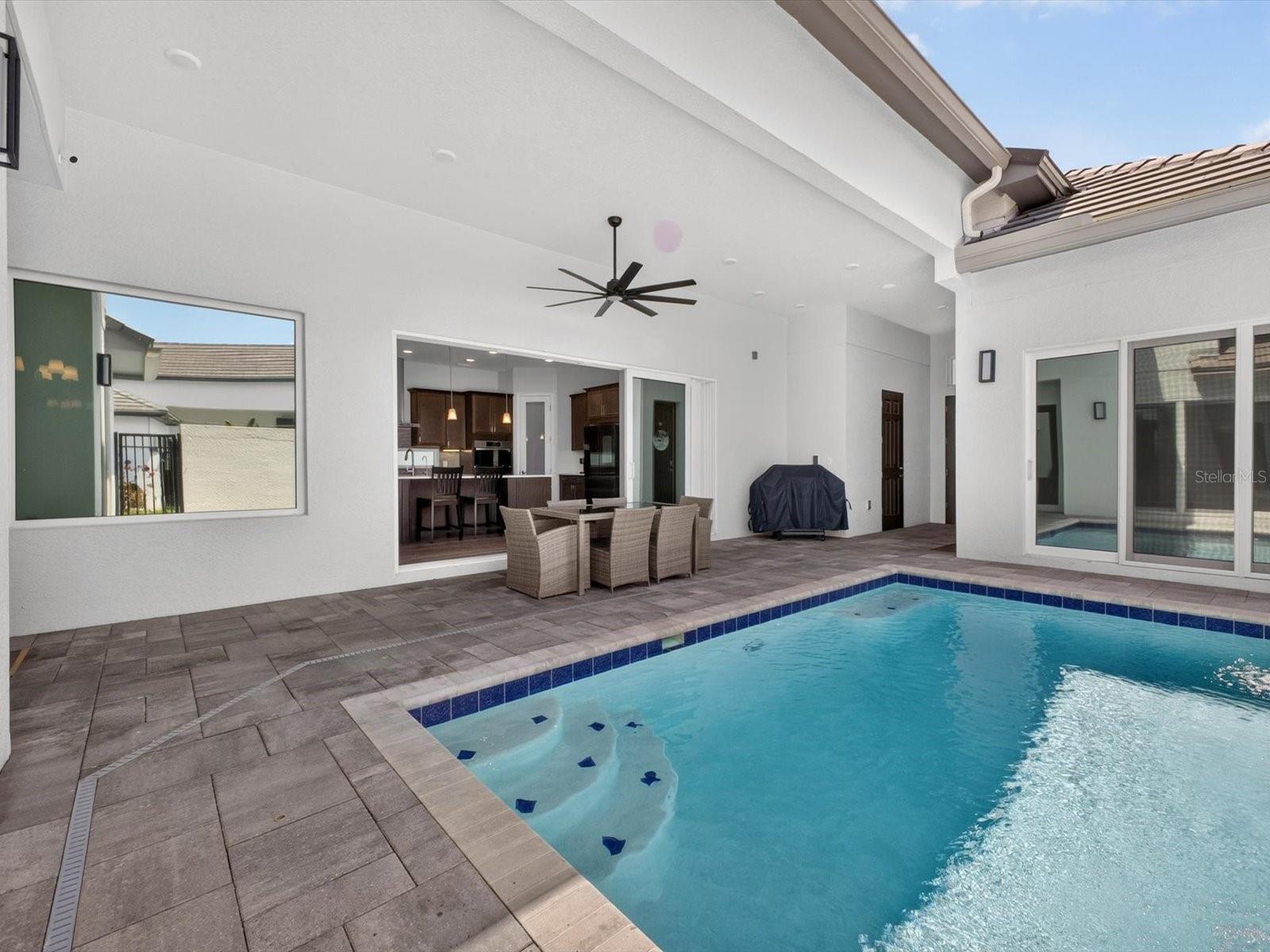 Sliders open from 3 sides into the Courtyard - 196 HAMPTON LOOP, DAVENPORT