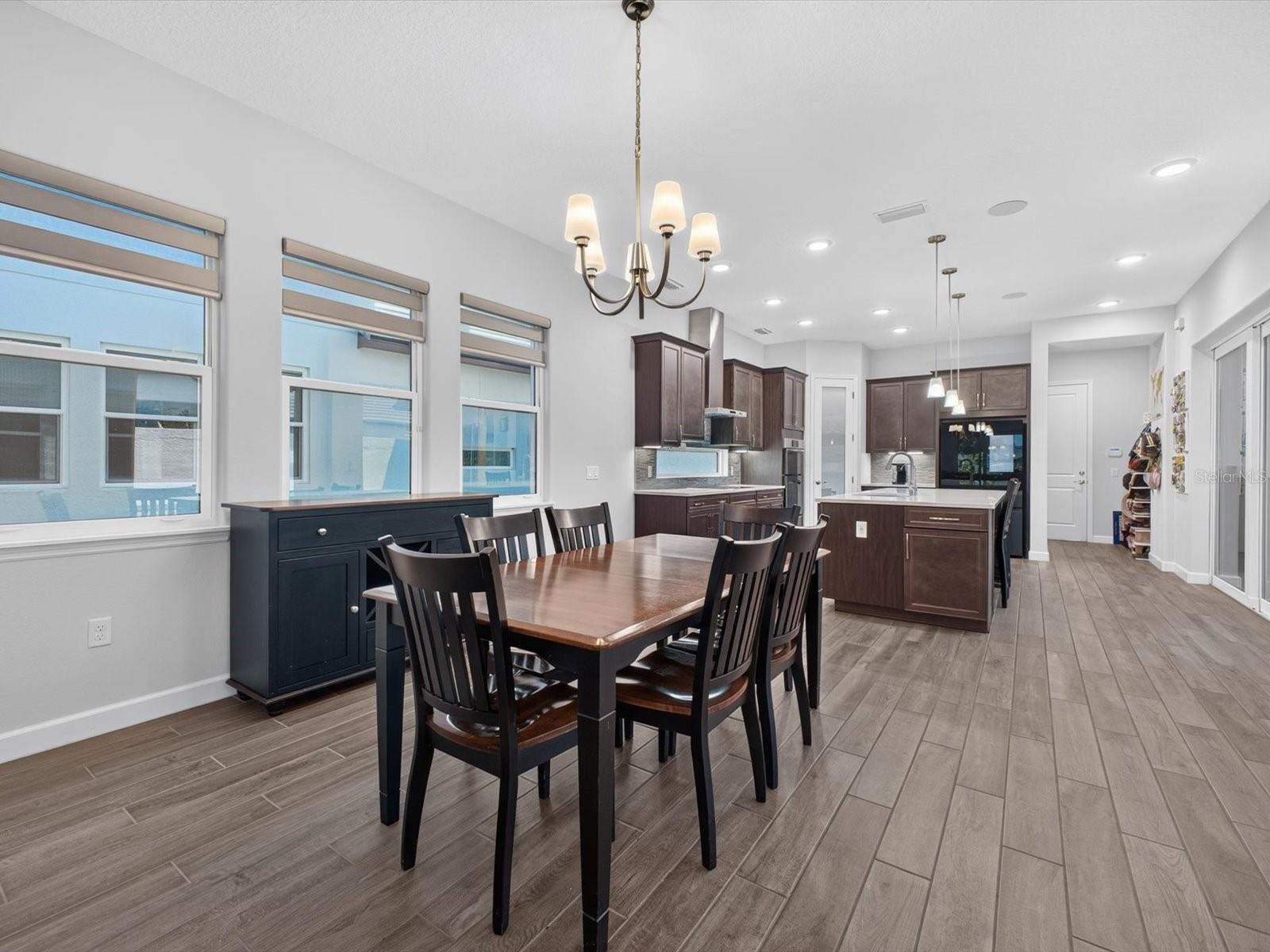 Electronic shades and upgrades throughout - 196 HAMPTON LOOP, DAVENPORT