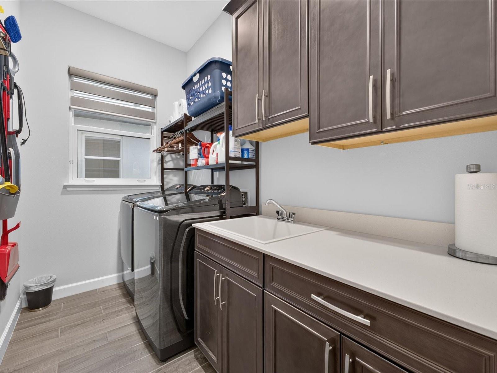 Large laundry with folding area and sink - 196 HAMPTON LOOP, DAVENPORT