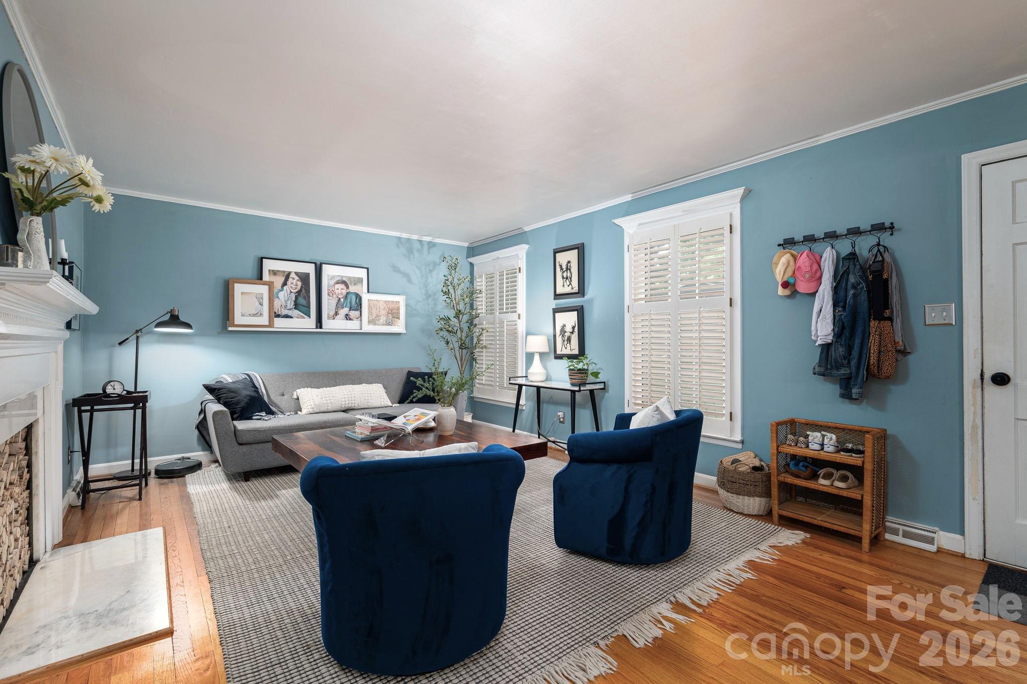 Single Family Residence at 504 Dogwood Lane, Belmont, photo 6 of 33