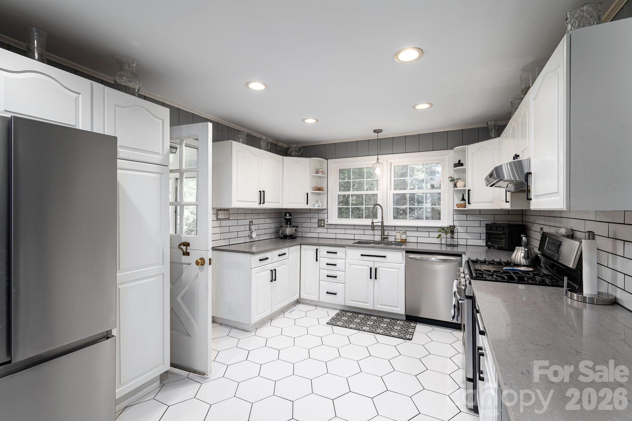 Single Family Residence at 504 Dogwood Lane, Belmont, photo 10 of 33