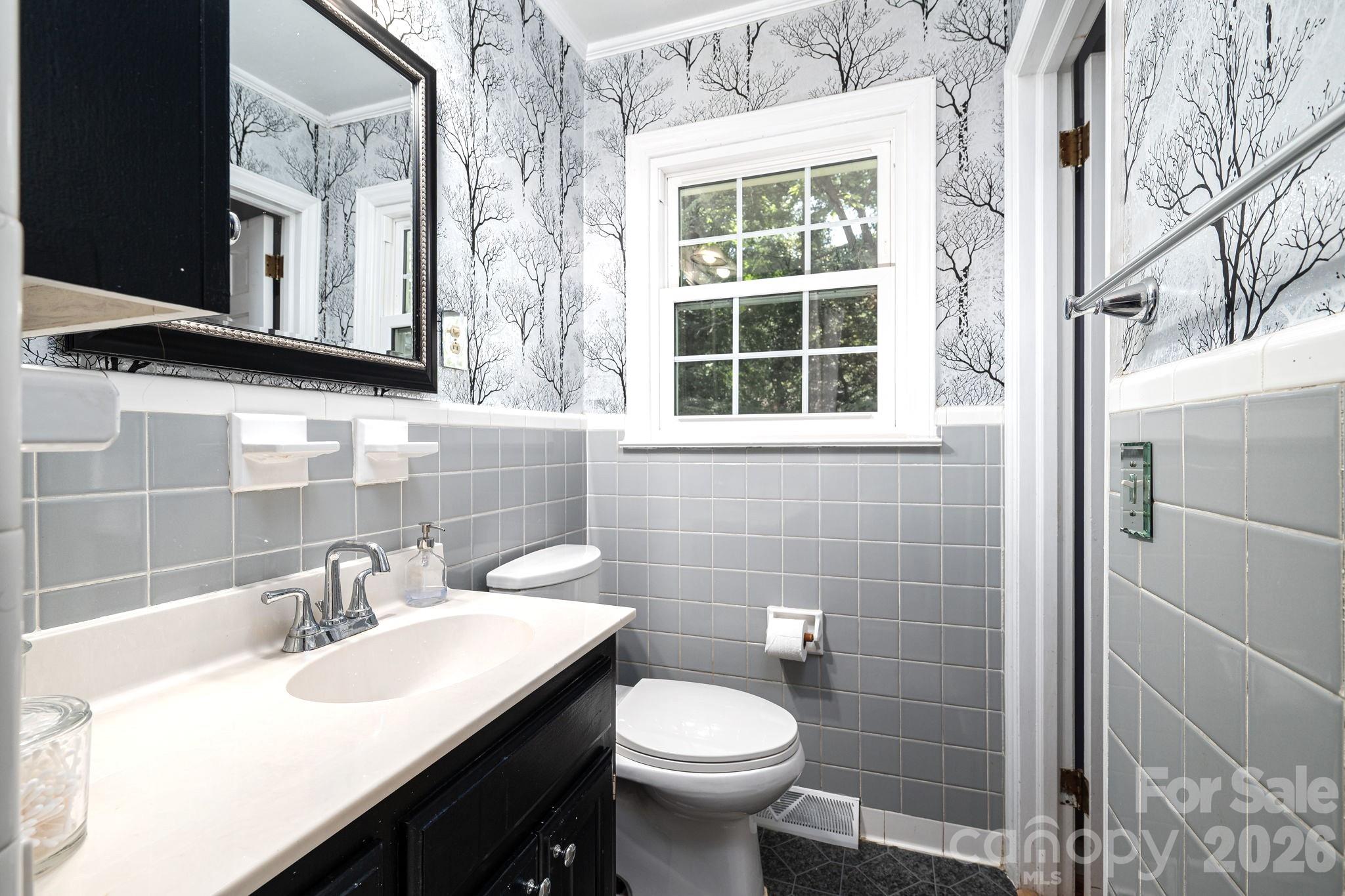Single Family Residence at 504 Dogwood Lane, Belmont, photo 20 of 33