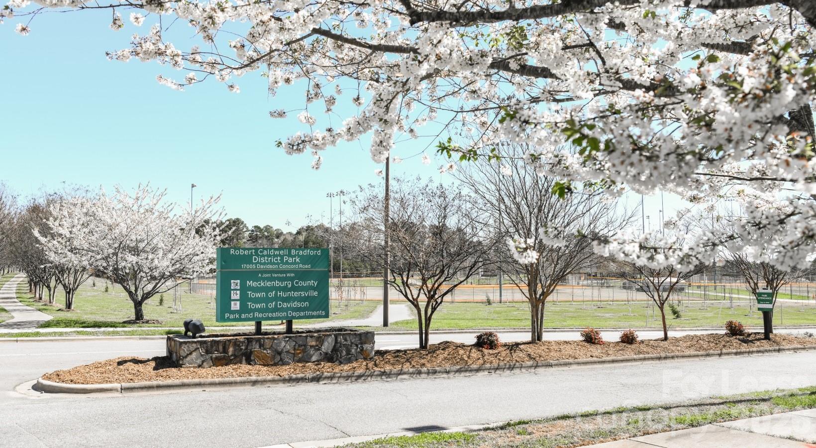 Apartment at 15120 Village Xing Road, Huntersville, photo 16 of 23