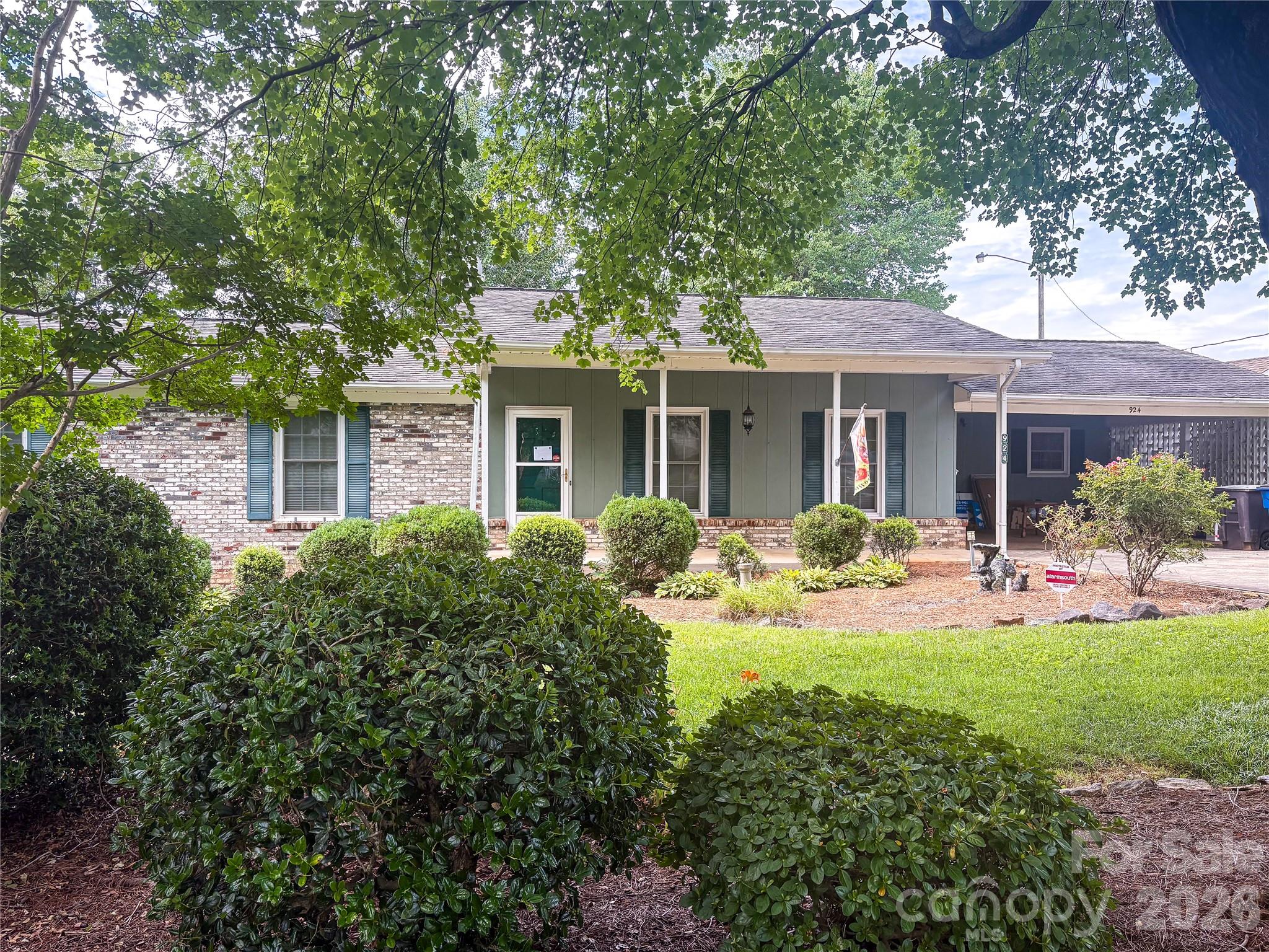 Single Family Residence at 924 Thomas Street, Statesville, photo 2 of 4