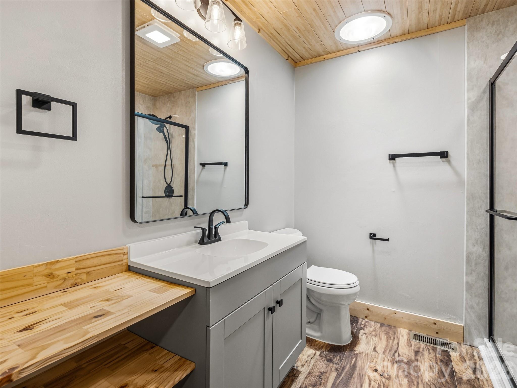 guest bath - 785 Pisgah Forest Drive, Pisgah Forest