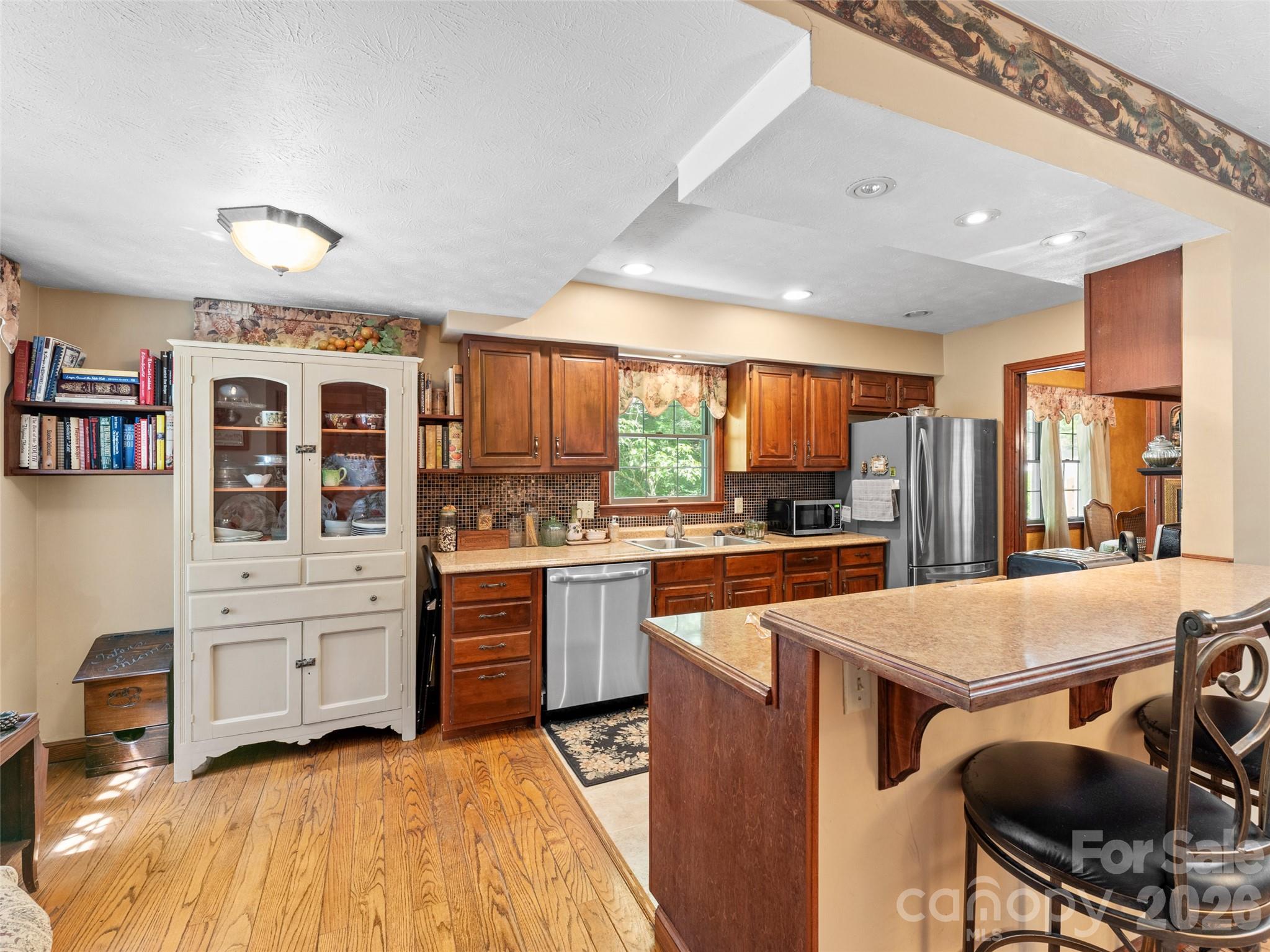 Kitchen with Breakfast Bar - 3 Westbridge Drive, Hendersonville