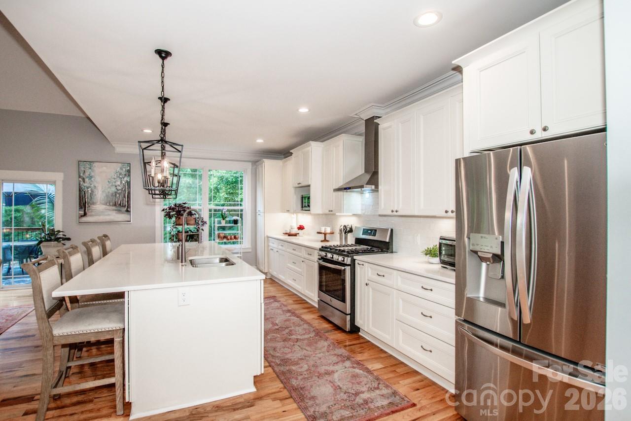 Gas range - 155 Wood Acre Drive, Mooresville