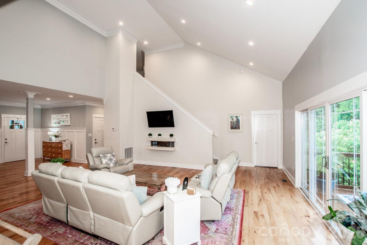 Tall ceilings - 155 Wood Acre Drive, Mooresville