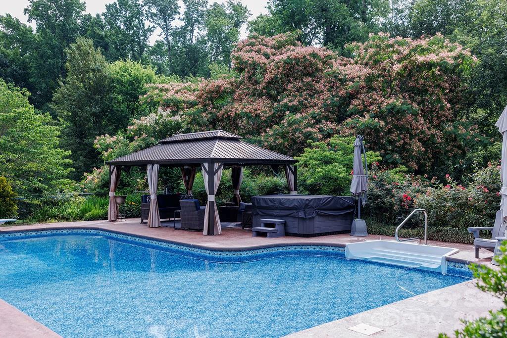 Relax pool and hot tub - 119 Country Meadow Lane, Kings Mountain