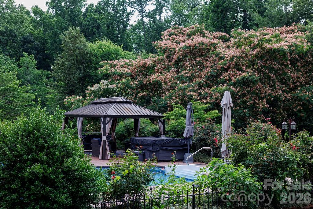 Pool and hot tub - 119 Country Meadow Lane, Kings Mountain