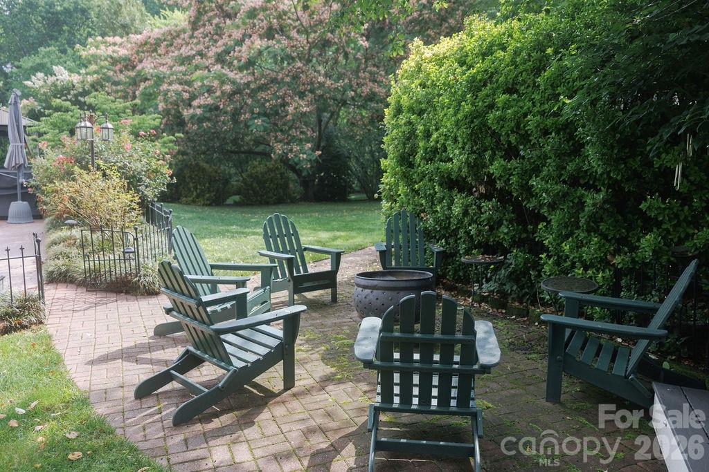 Inviting fire pit and sitting area - 119 Country Meadow Lane, Kings Mountain
