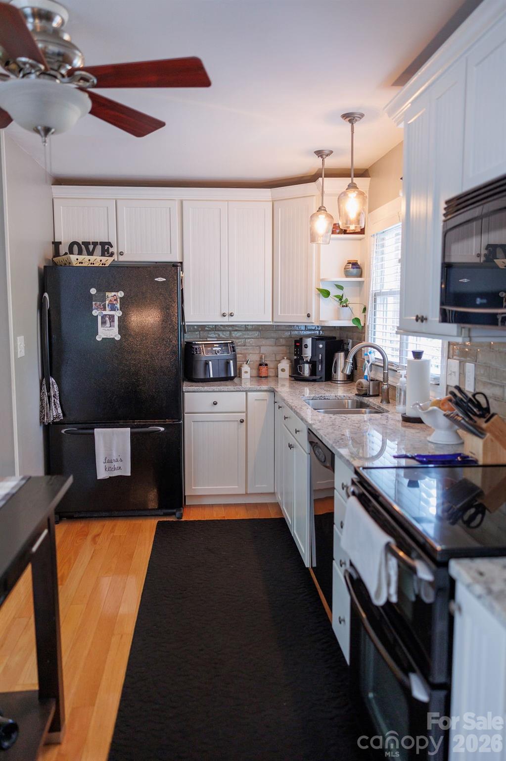Kitchen with granite counter tops - 119 Country Meadow Lane, Kings Mountain