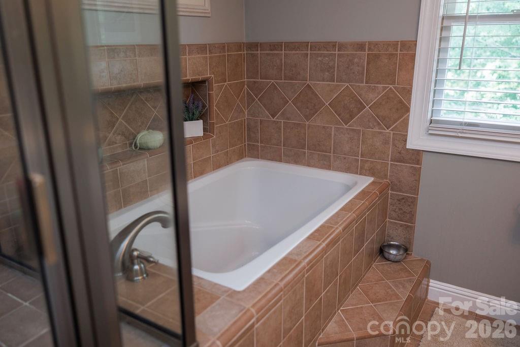 Primary bath garden tub - 119 Country Meadow Lane, Kings Mountain