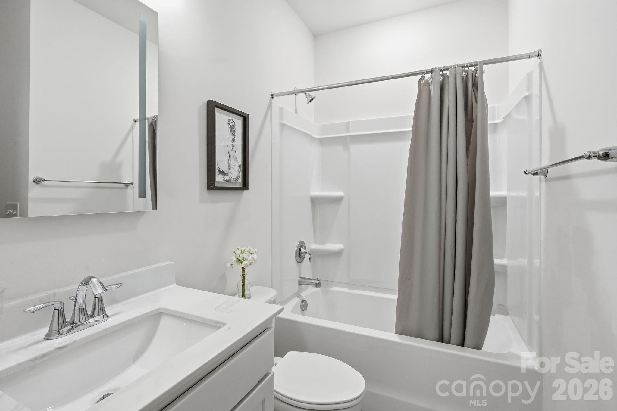 Main floor full bathroom - 4870 Summerside Drive, Lake Wylie