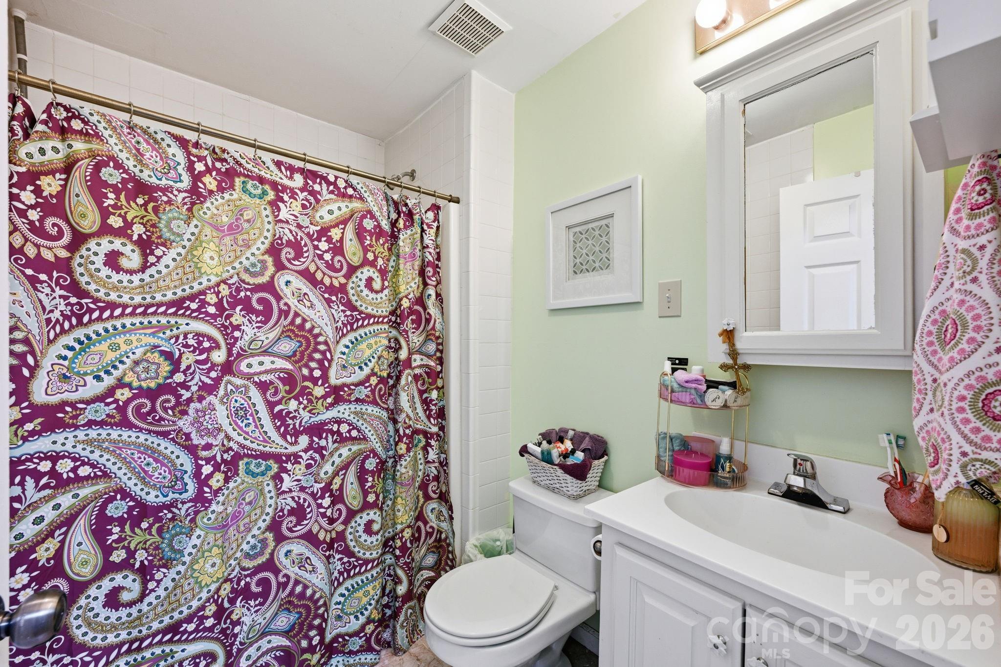 Full Bathroom - 4420 Tucker Road, Belmont