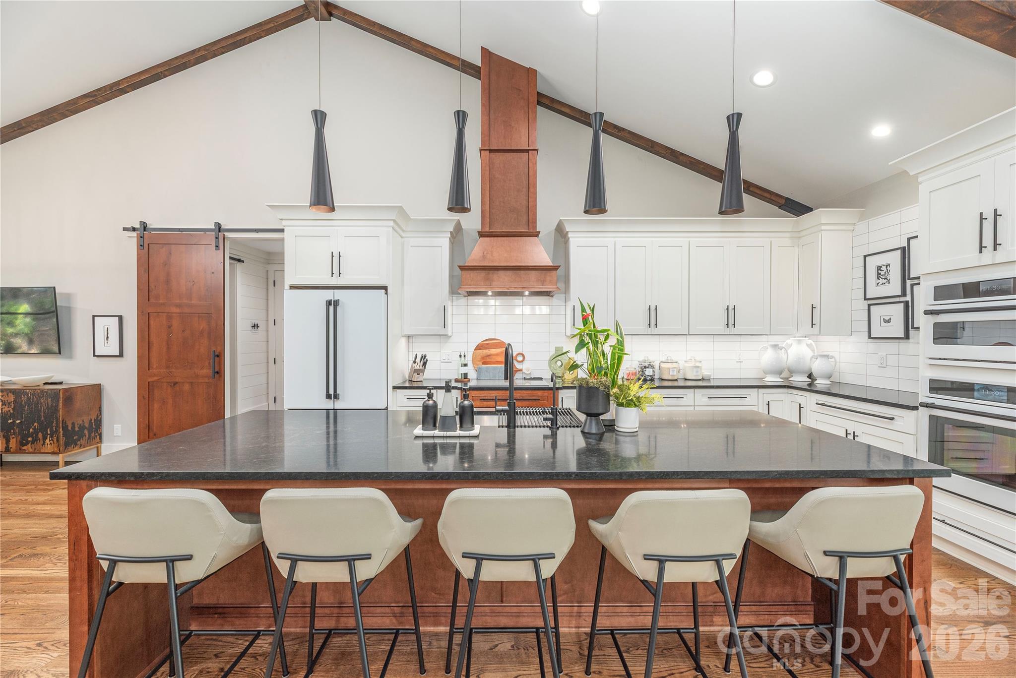 Expansive island seats 5 - 28 Garren View Drive, Fairview