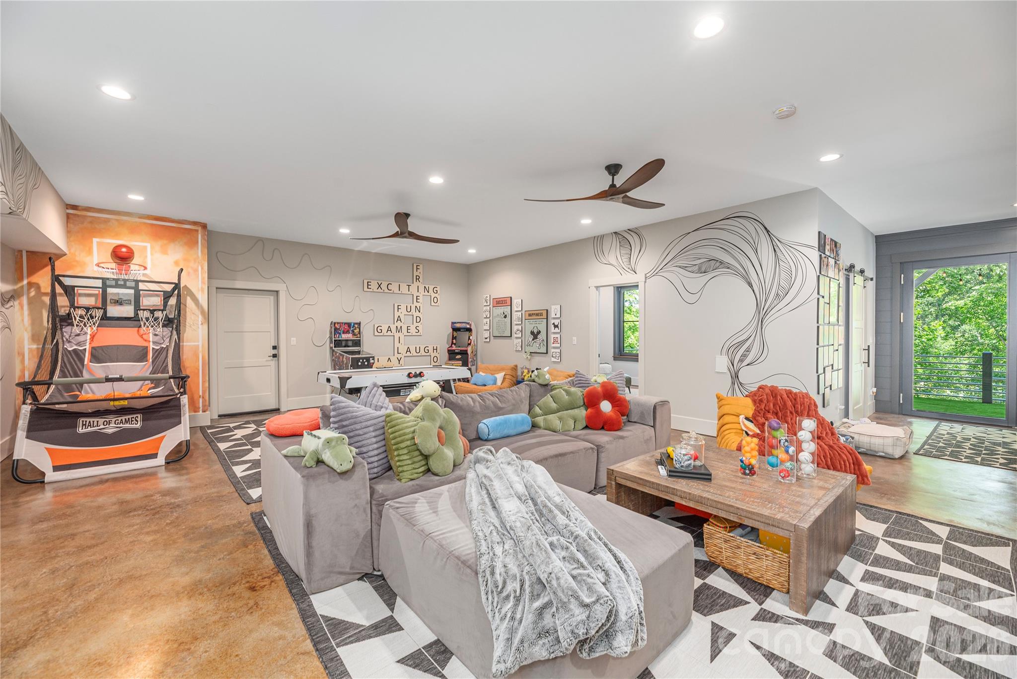 Spacious room for entertaining - 28 Garren View Drive, Fairview