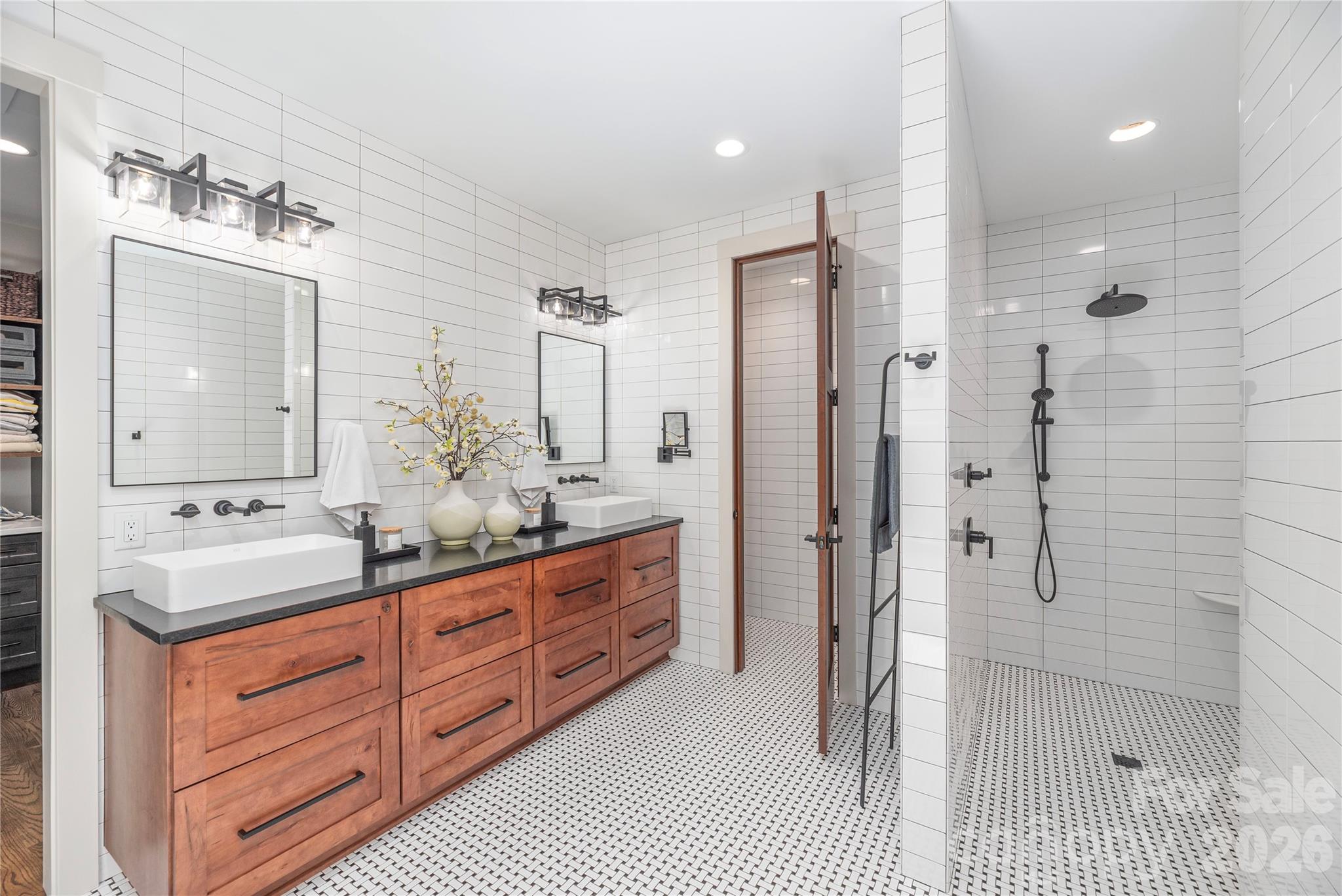 Spa style bath - 28 & 30 Garren View Drive, Fairview