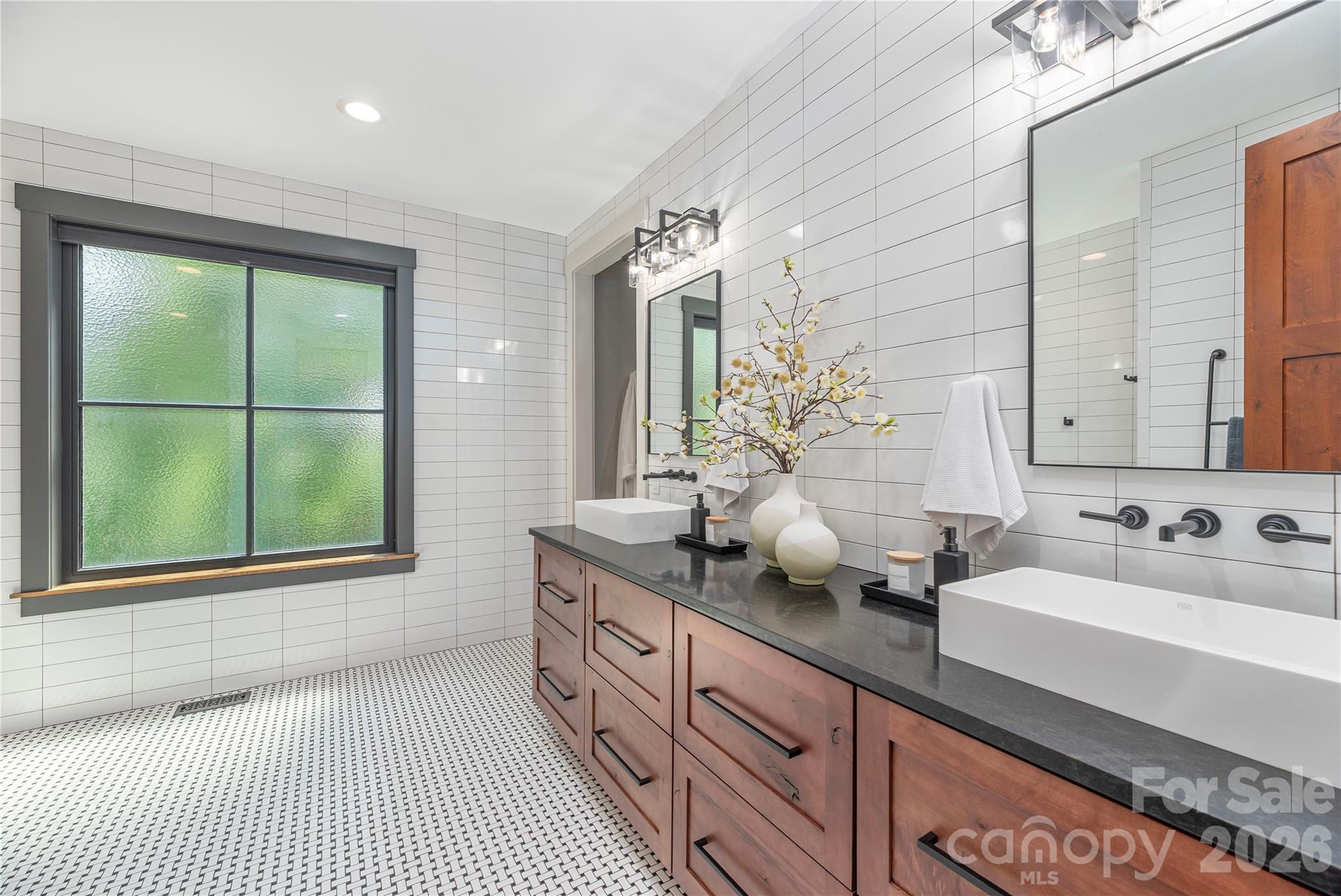 Large vanity - 28 & 30 Garren View Drive, Fairview