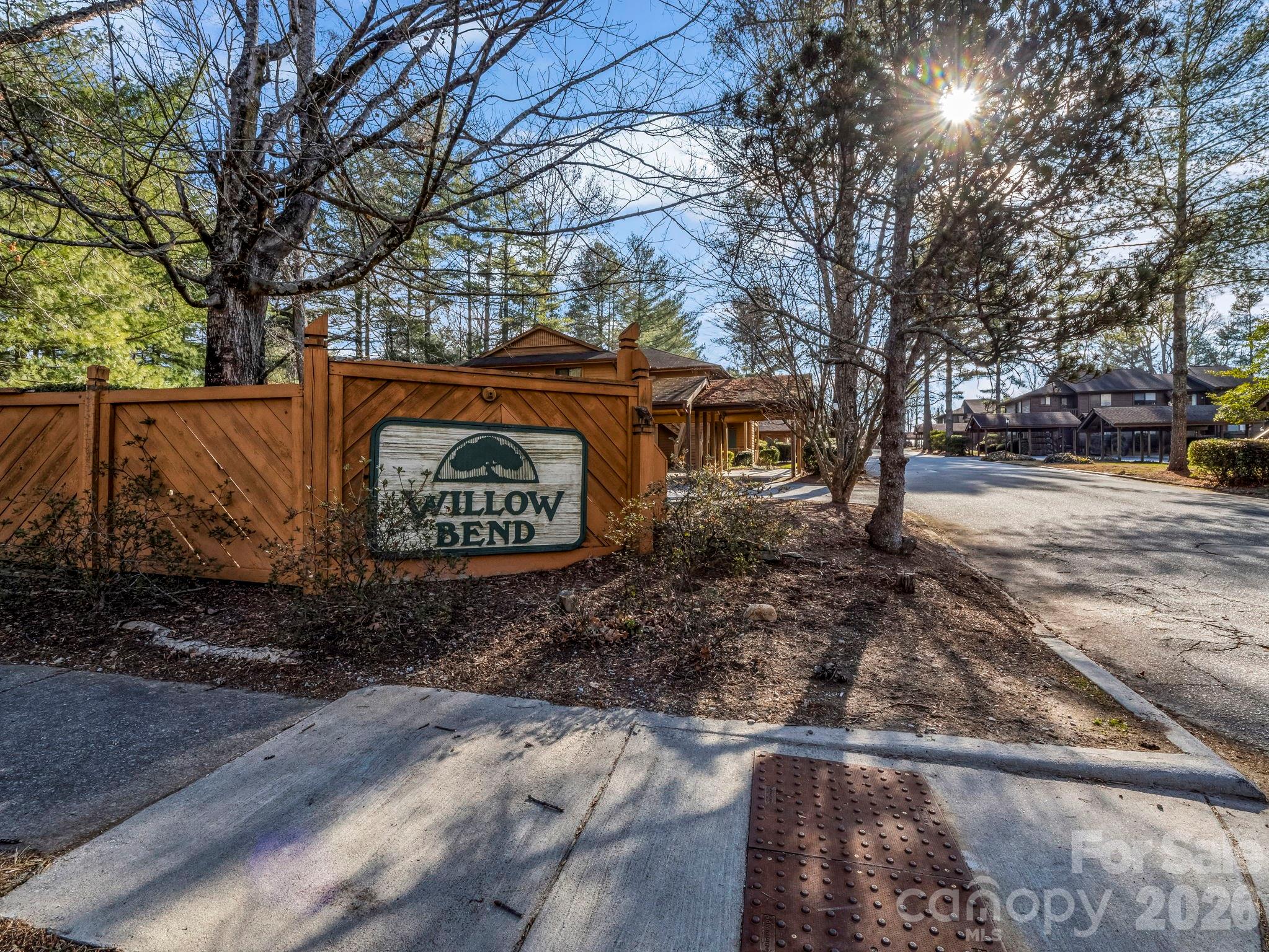 Willow Bend convenientlylocated just one mile to MainStreet Hendersonville & theEcusta Trail. - 520 Courtwood Lane, Hendersonville