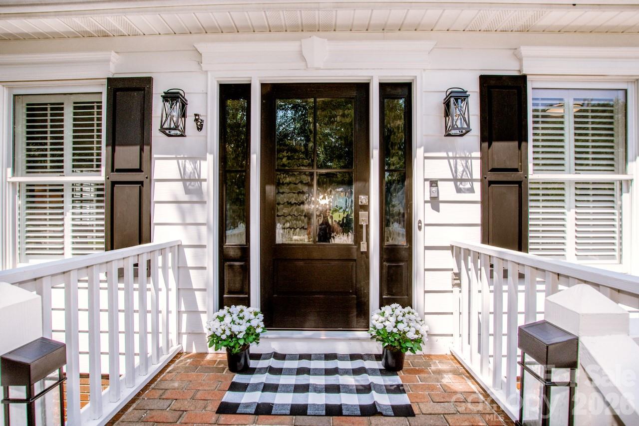 Front door is just gorgeous! - 921 Argyle Court, Statesville
