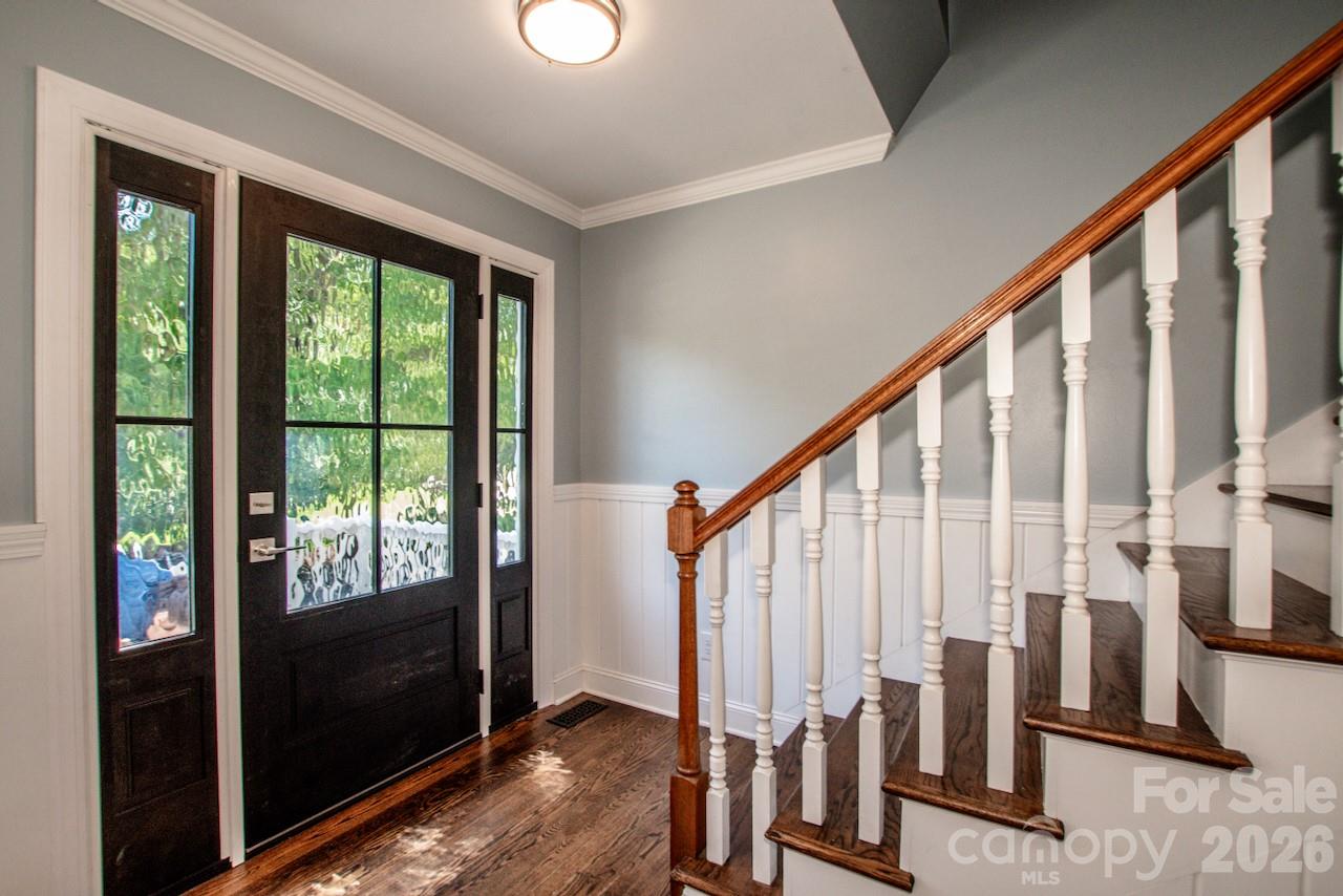 Entrance is warm and inviting - 921 Argyle Court, Statesville