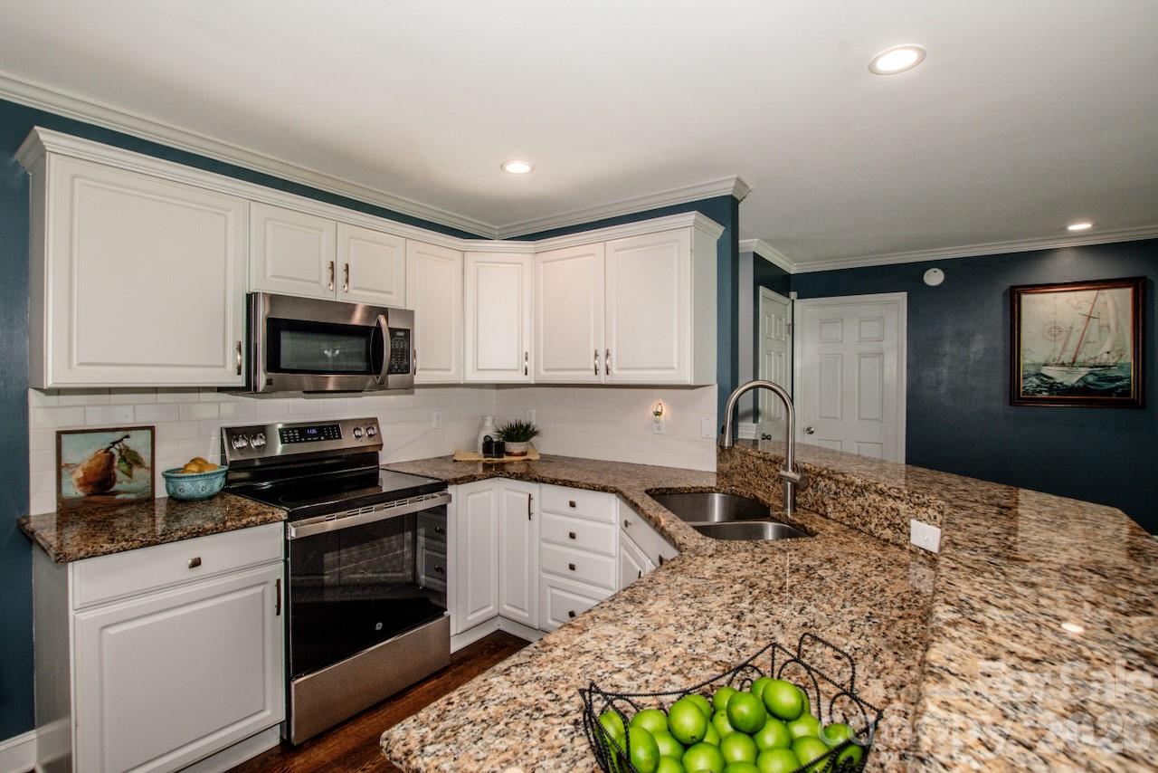 Single Family Residence at 921 Argyle Court, Statesville, photo 16 of 40