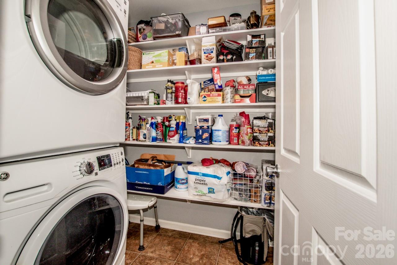 washer/dryer conveys - 921 Argyle Court, Statesville