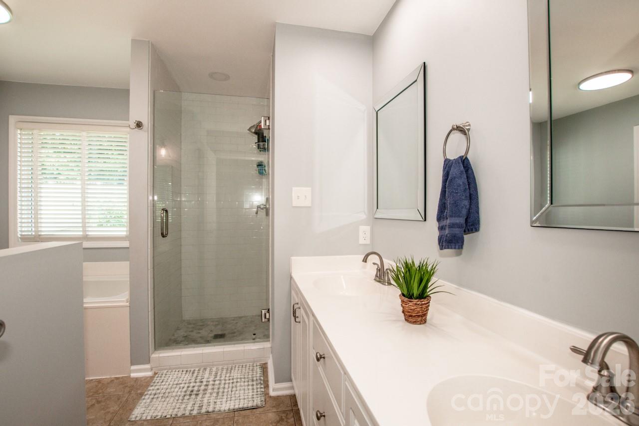 Ensuite has nice layout - 921 Argyle Court, Statesville