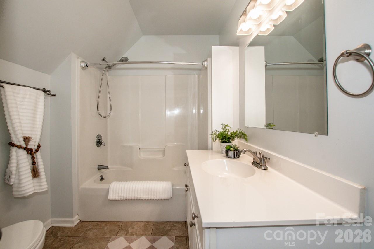 Upstairs hall bath - 921 Argyle Court, Statesville