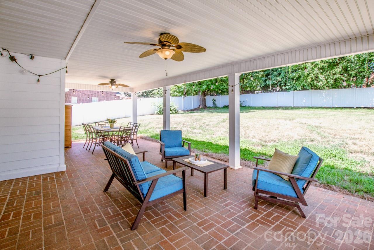Room for entertaining... - 921 Argyle Court, Statesville