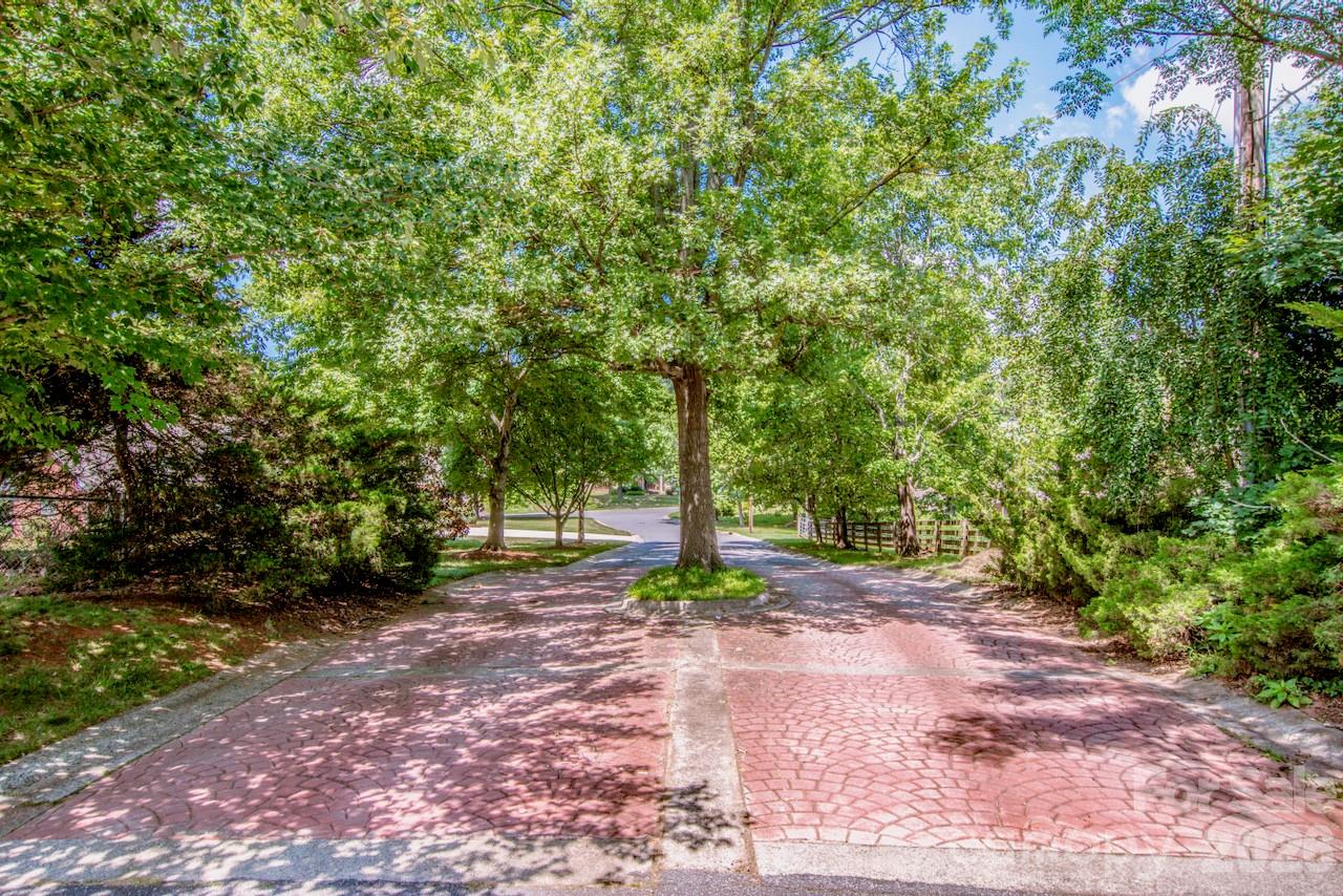 Cobble stone entrance - 921 Argyle Court, Statesville