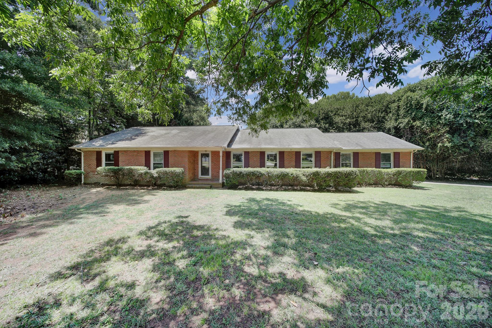 Single Family Residence at 704 Isle Of Pines Road, Mooresville, photo 9 of 25